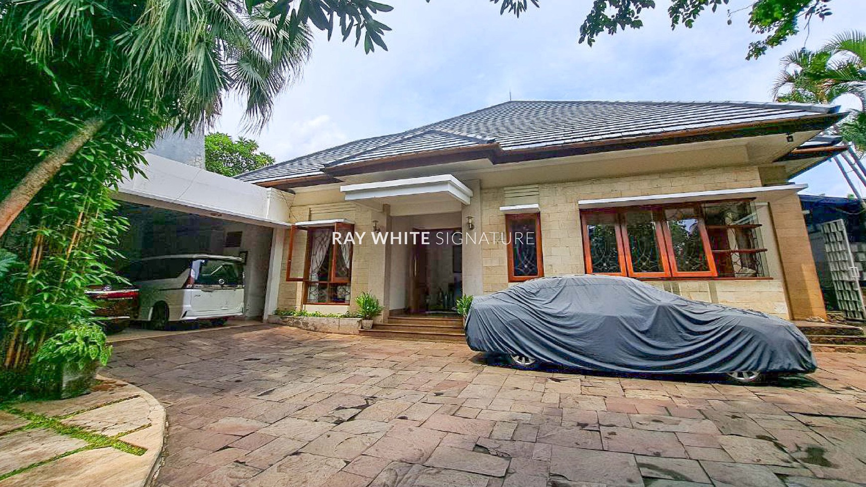 Dijual Rumah Mewah dengan Kolam Renang di Kemang Timur