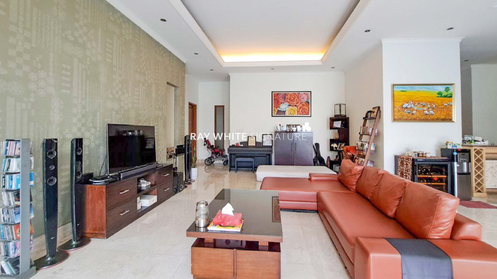 Dijual Rumah Mewah dengan Kolam Renang di Kemang Timur