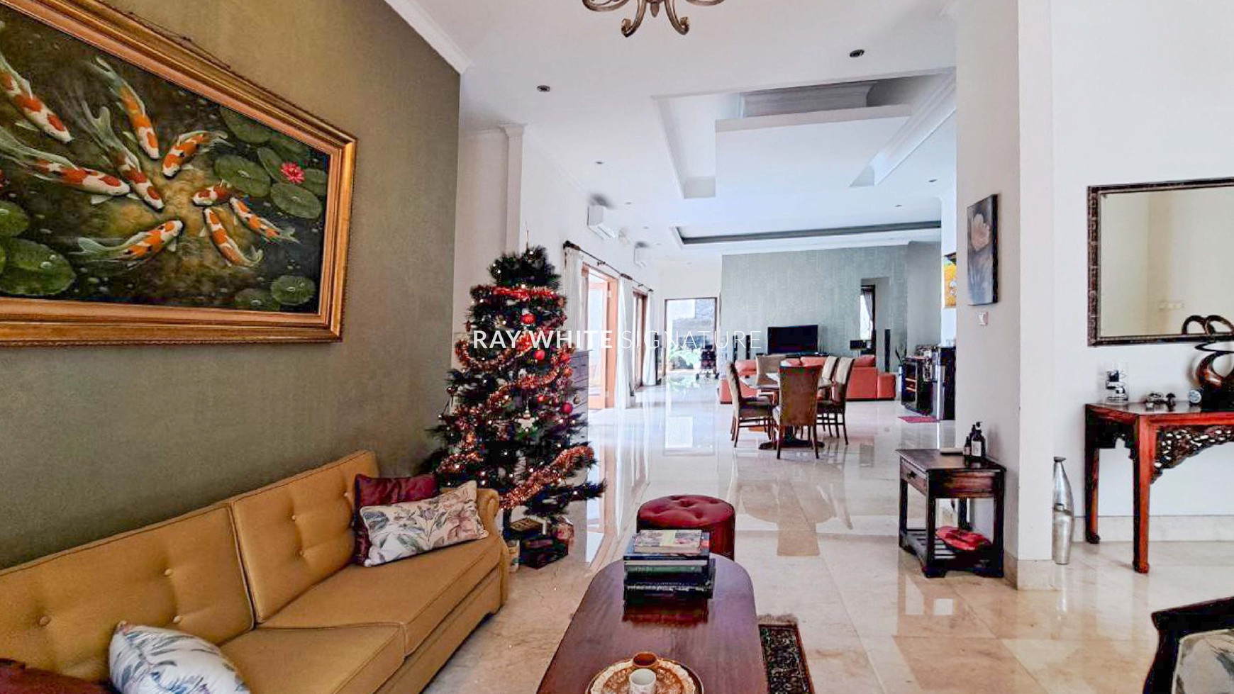 Dijual Rumah Mewah dengan Kolam Renang di Kemang Timur