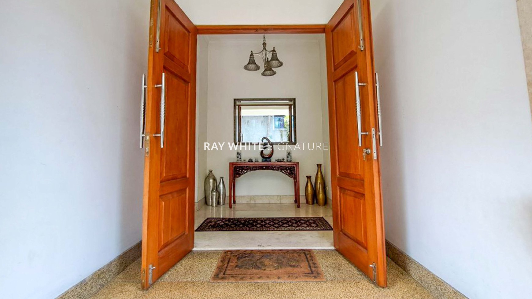 Dijual Rumah Mewah dengan Kolam Renang di Kemang Timur