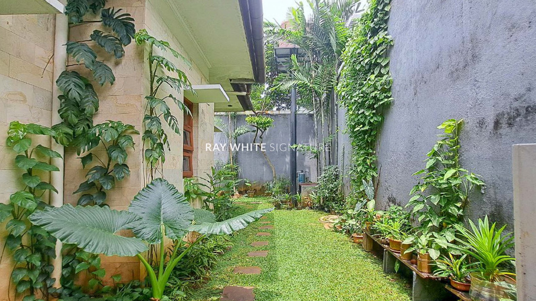 Dijual Rumah Mewah dengan Kolam Renang di Kemang Timur