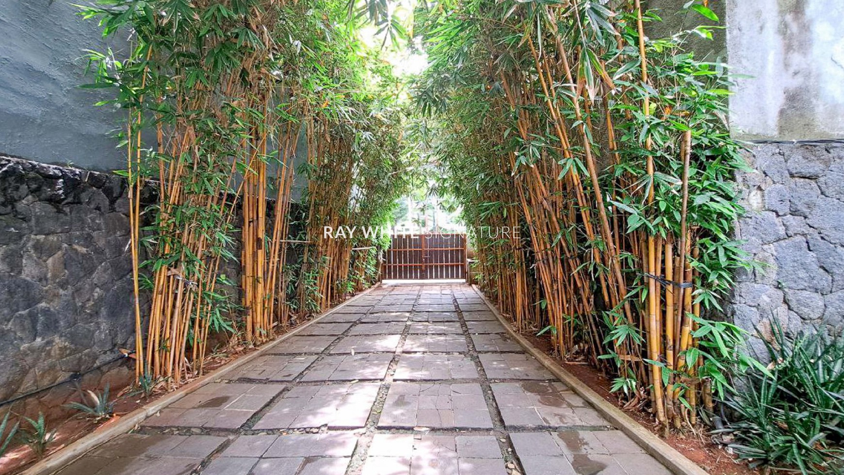 Dijual Rumah Mewah dengan Kolam Renang di Kemang Timur
