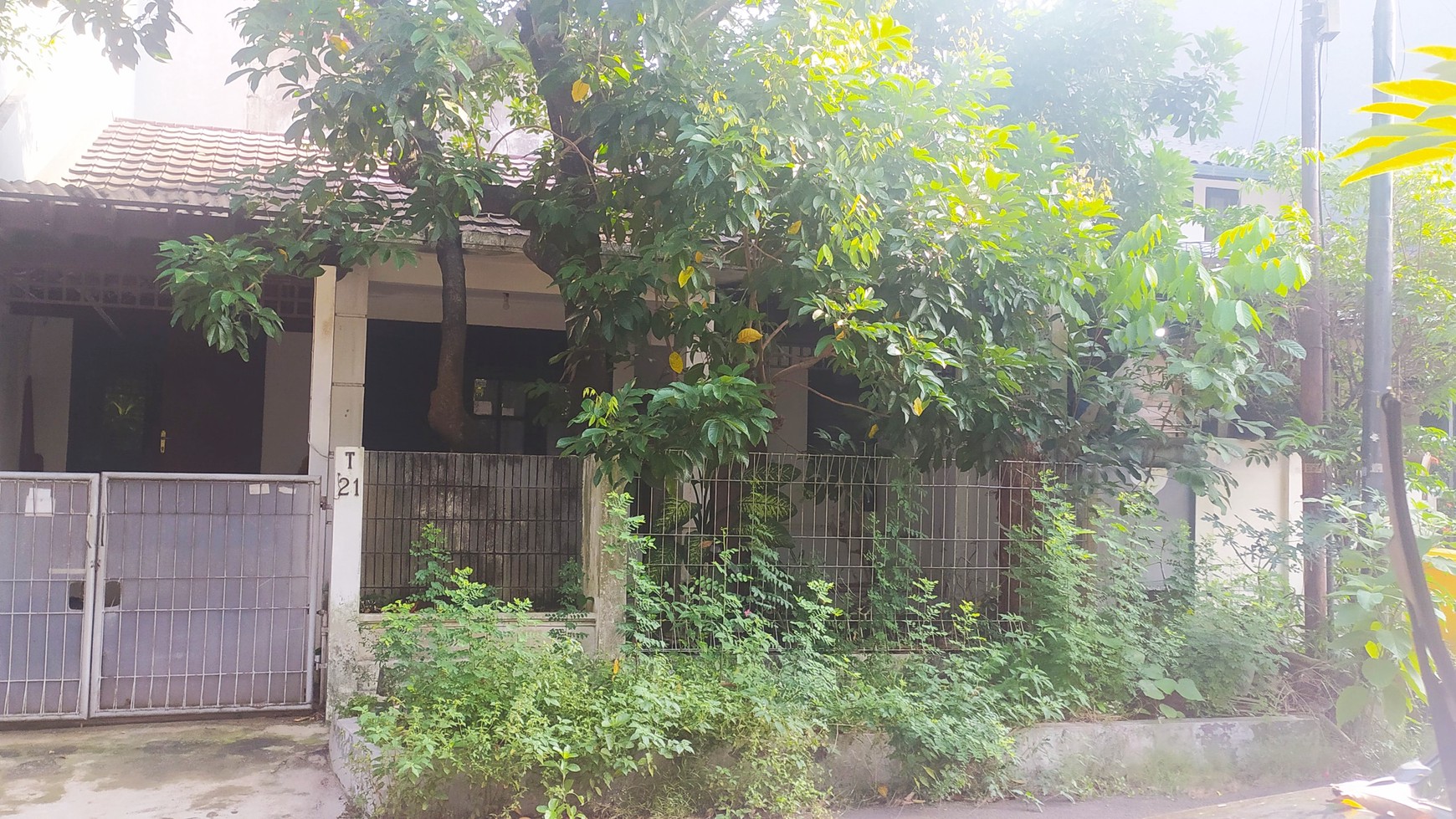 Rumah Lama siap huni dalam komplek yang asri dan nyaman Petukangan Pesanggrahan.