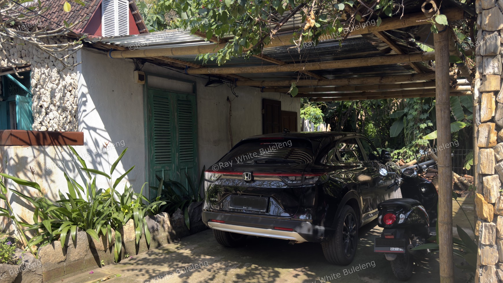 Unique House on Spacious Land in Prime Lovina Location