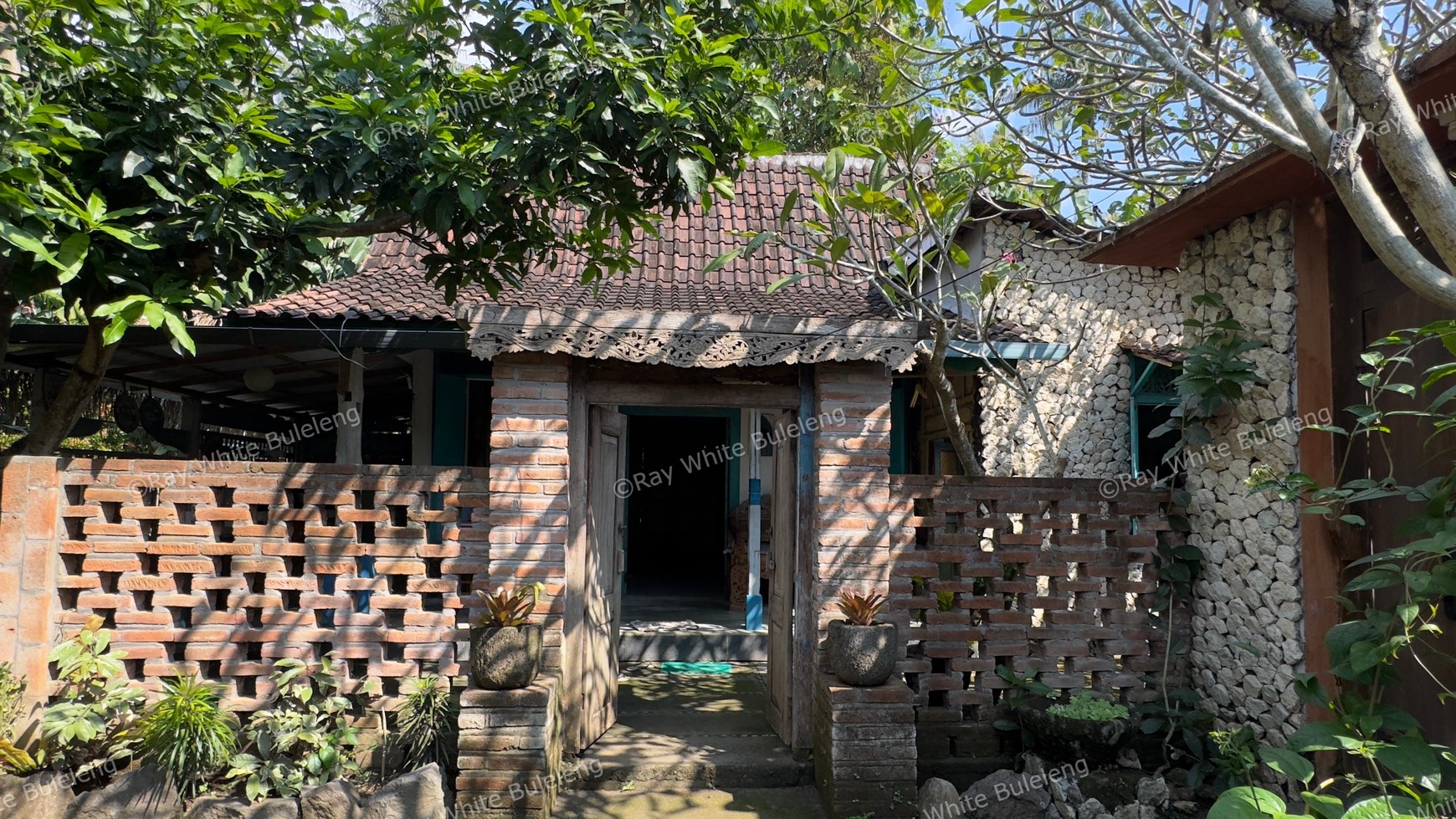Unique House on Spacious Land in Prime Lovina Location
