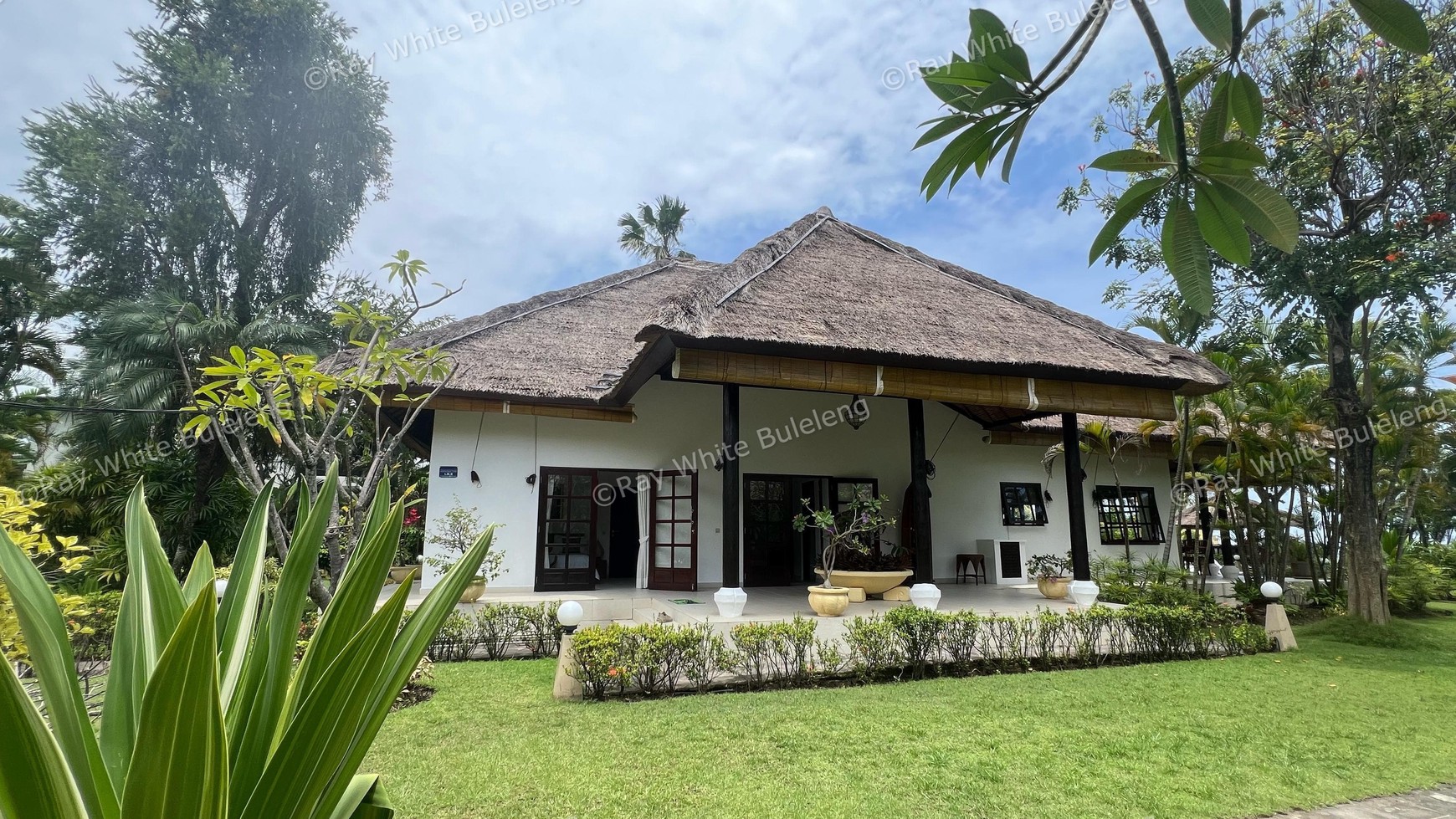 Beachfront Luxury Coastal Living in Dencarik