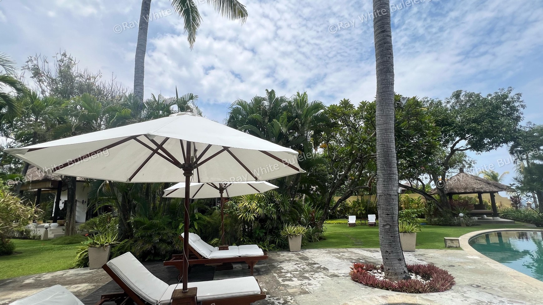 Beachfront Luxury Coastal Living in Dencarik