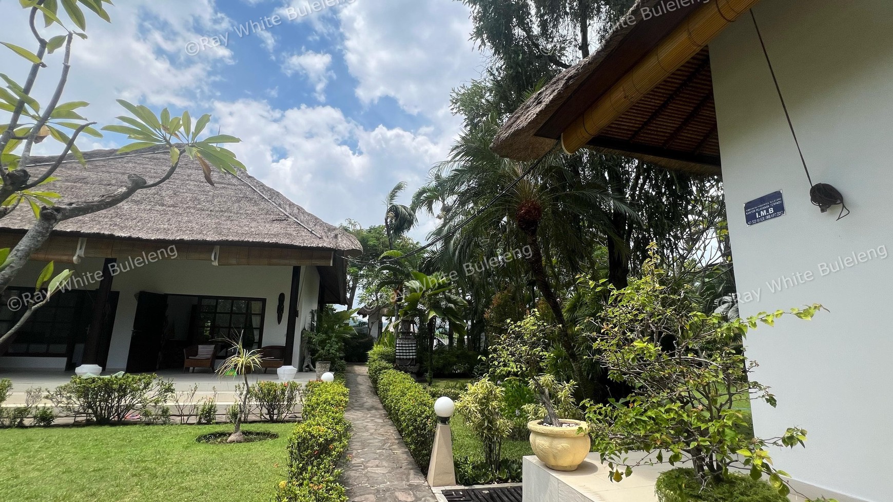 Beachfront Luxury Coastal Living in Dencarik