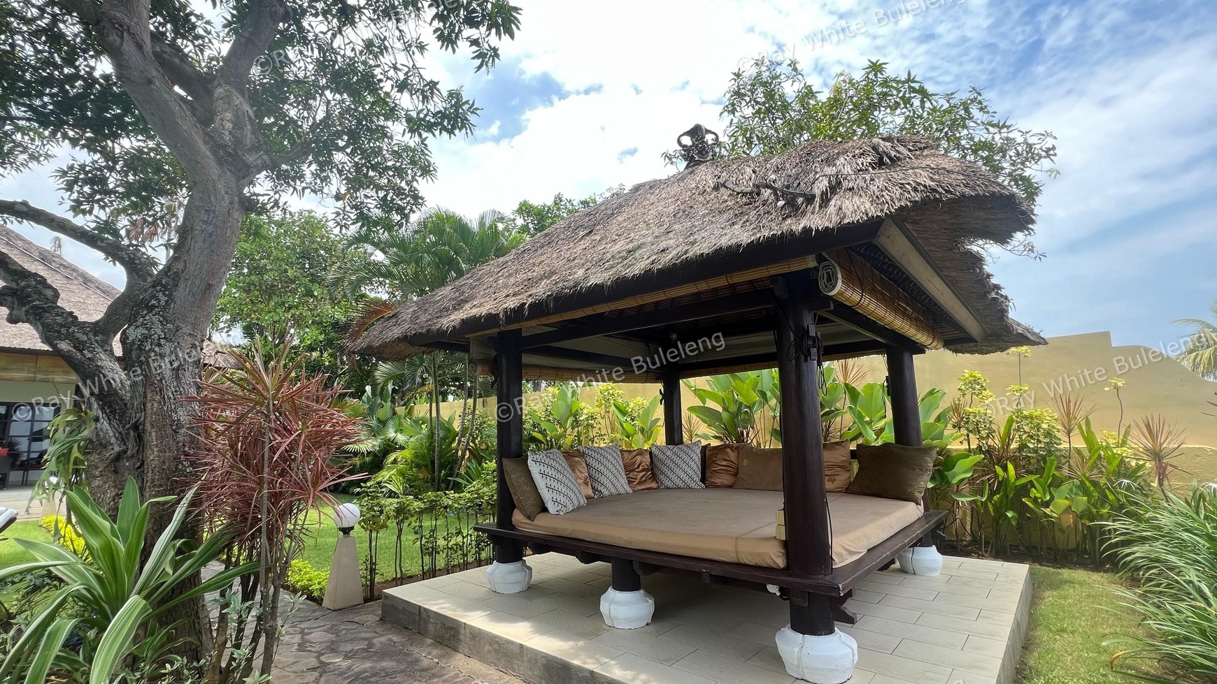 Beachfront Luxury Coastal Living in Dencarik
