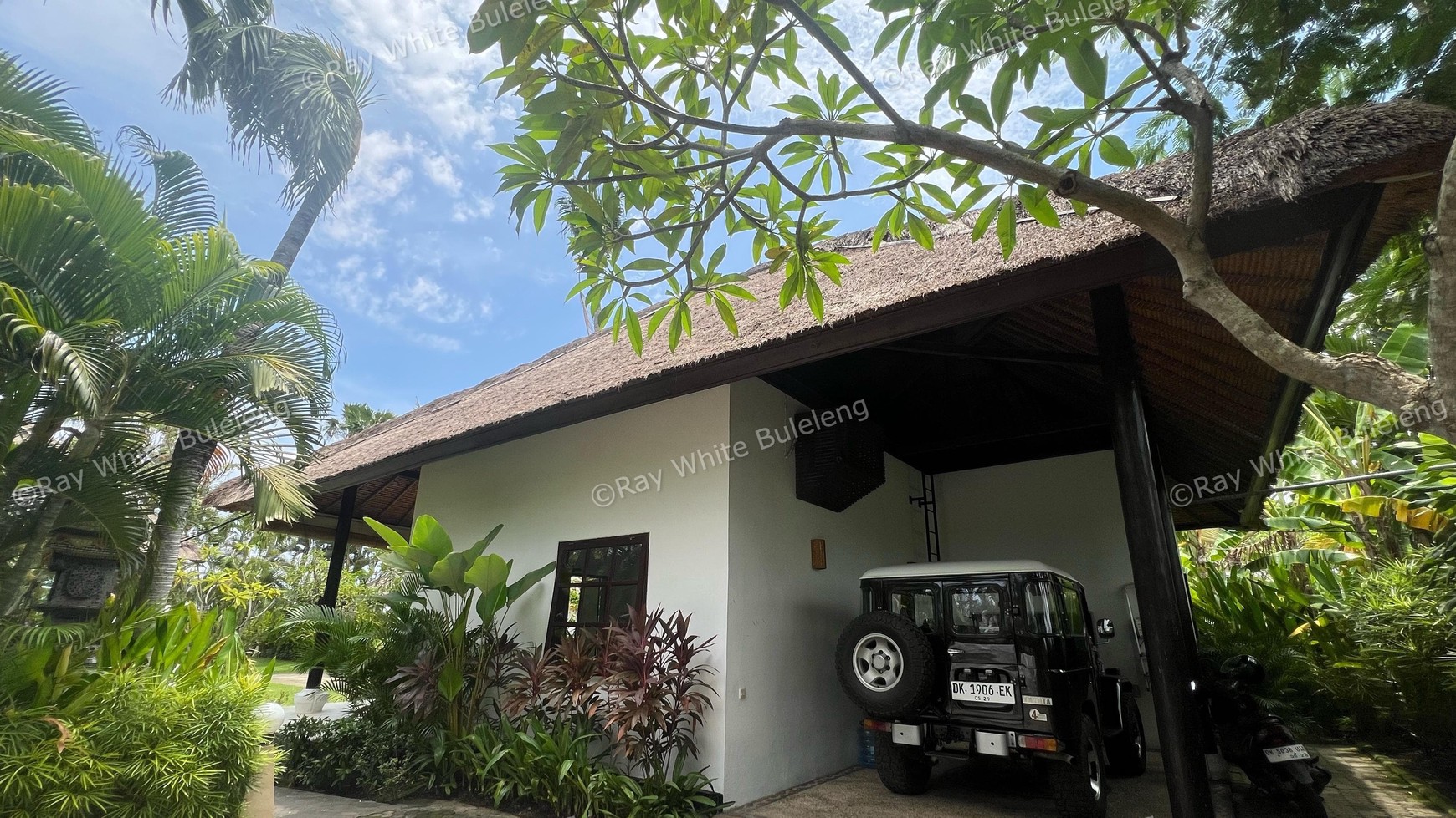 Beachfront Luxury Coastal Living in Dencarik