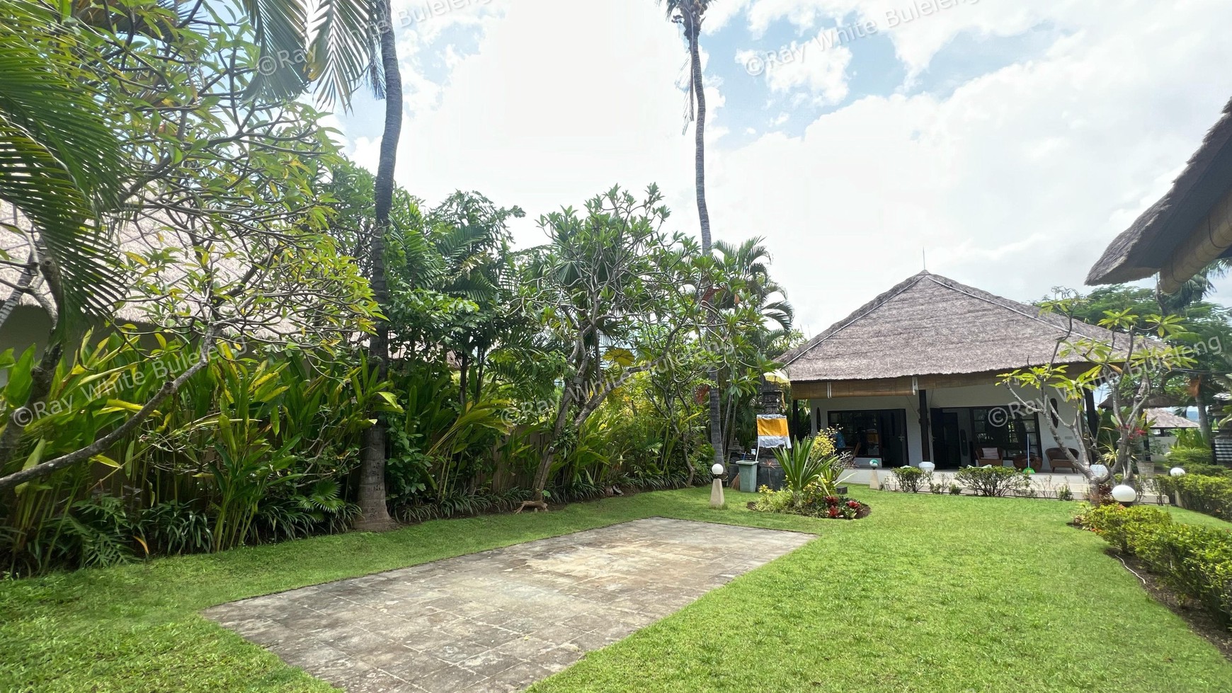 Beachfront Luxury Coastal Living in Dencarik