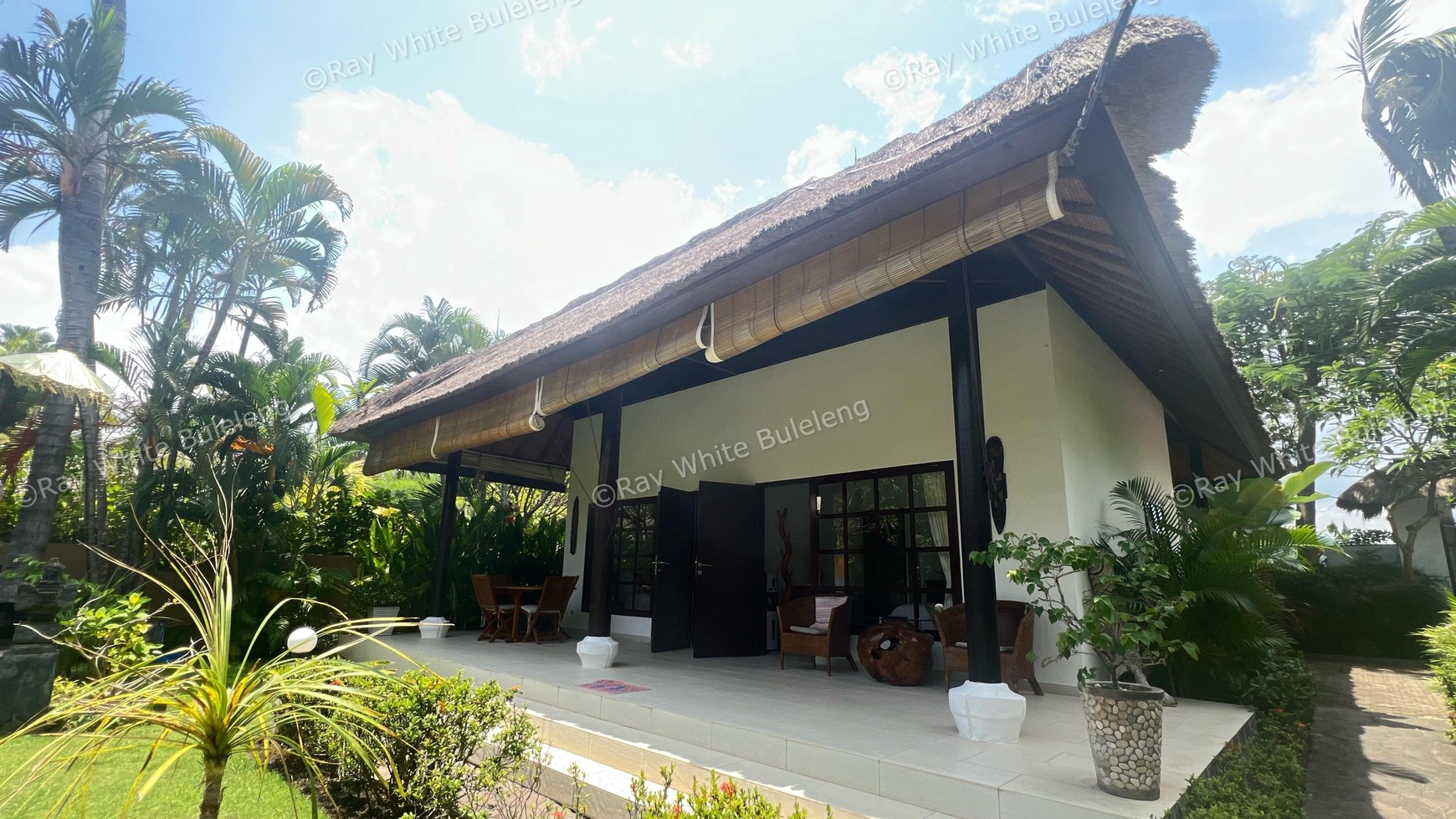 Beachfront Luxury Coastal Living in Dencarik