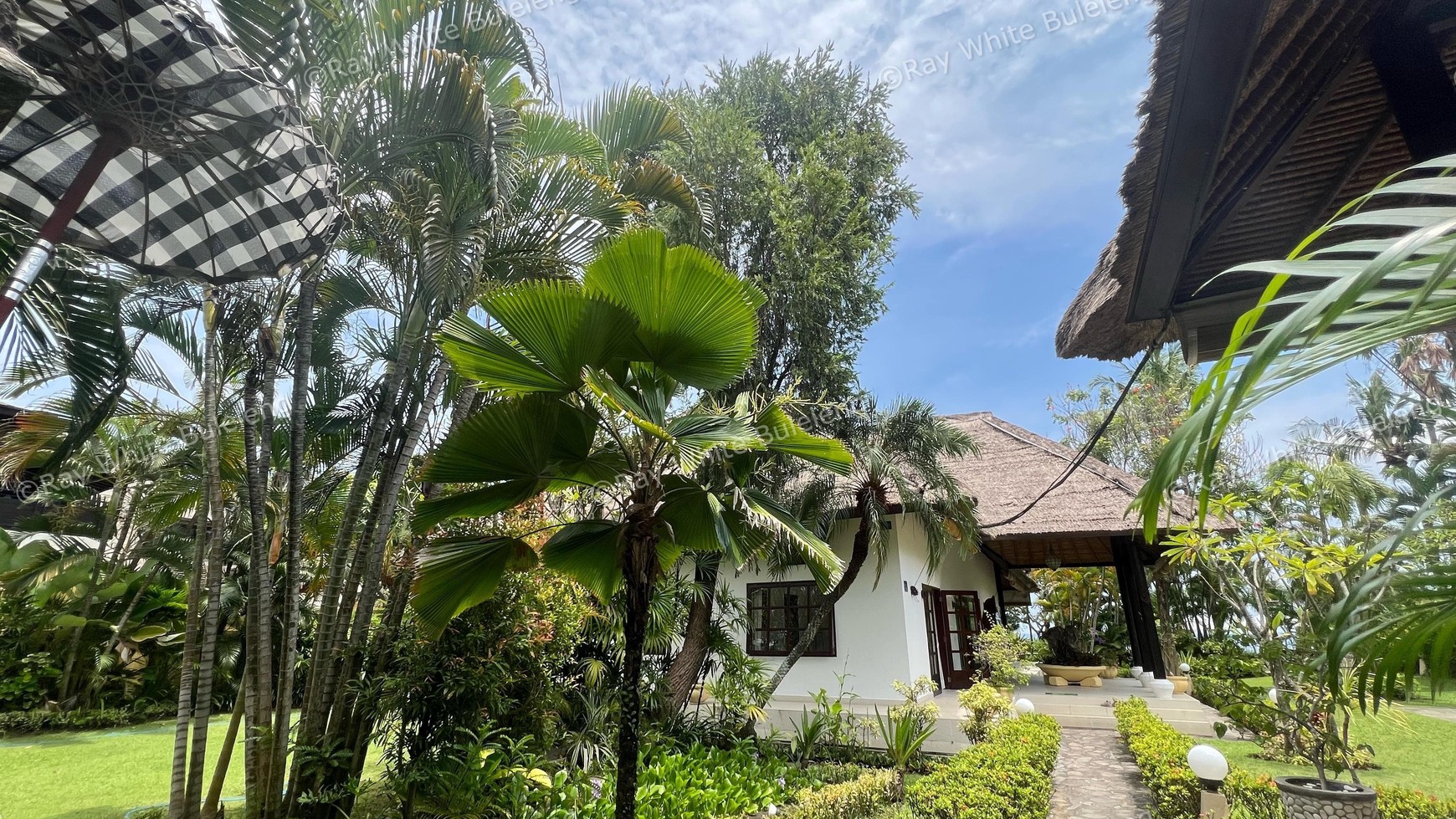 Beachfront Luxury Coastal Living in Dencarik