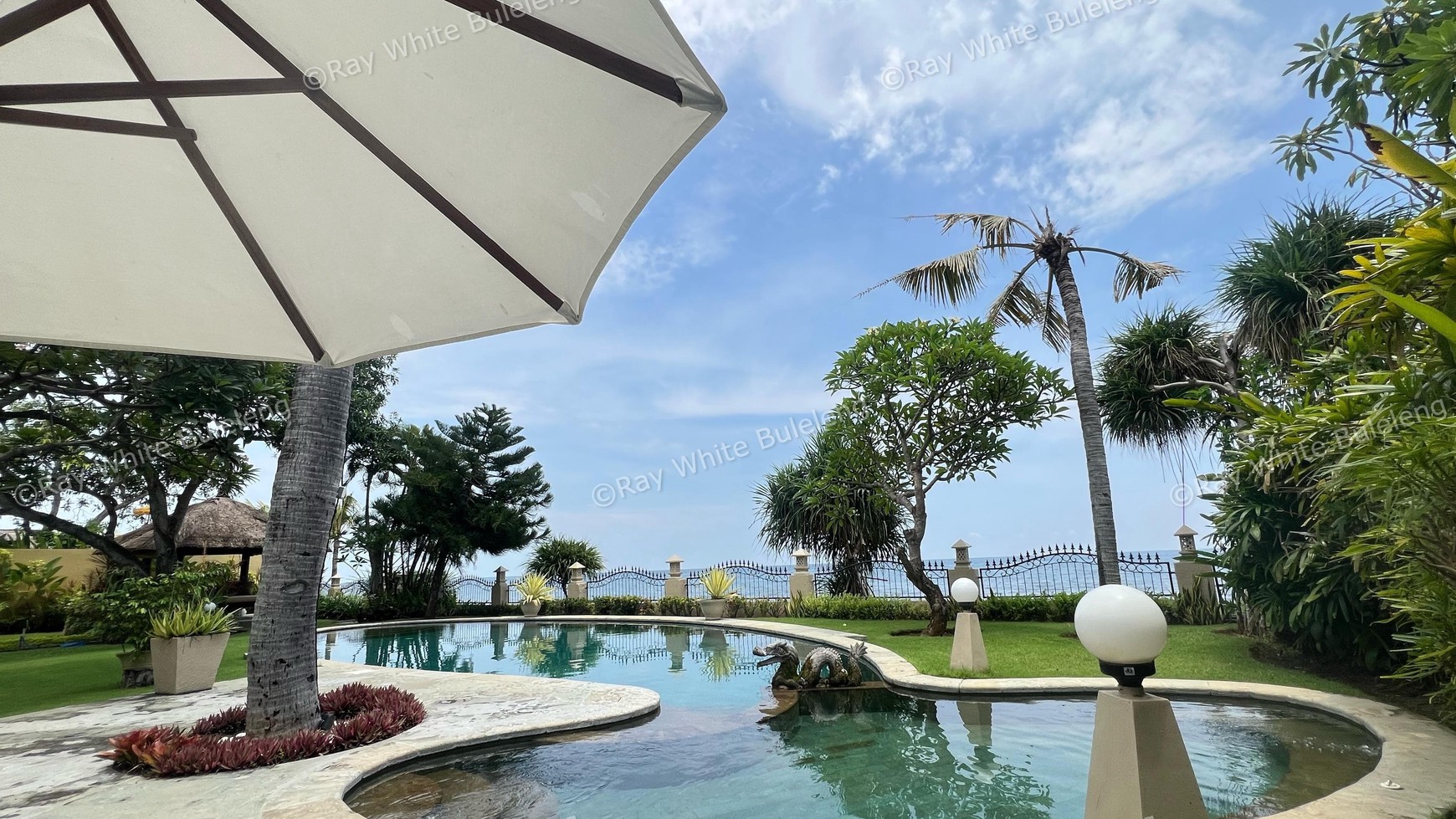 Beachfront Luxury Coastal Living in Dencarik