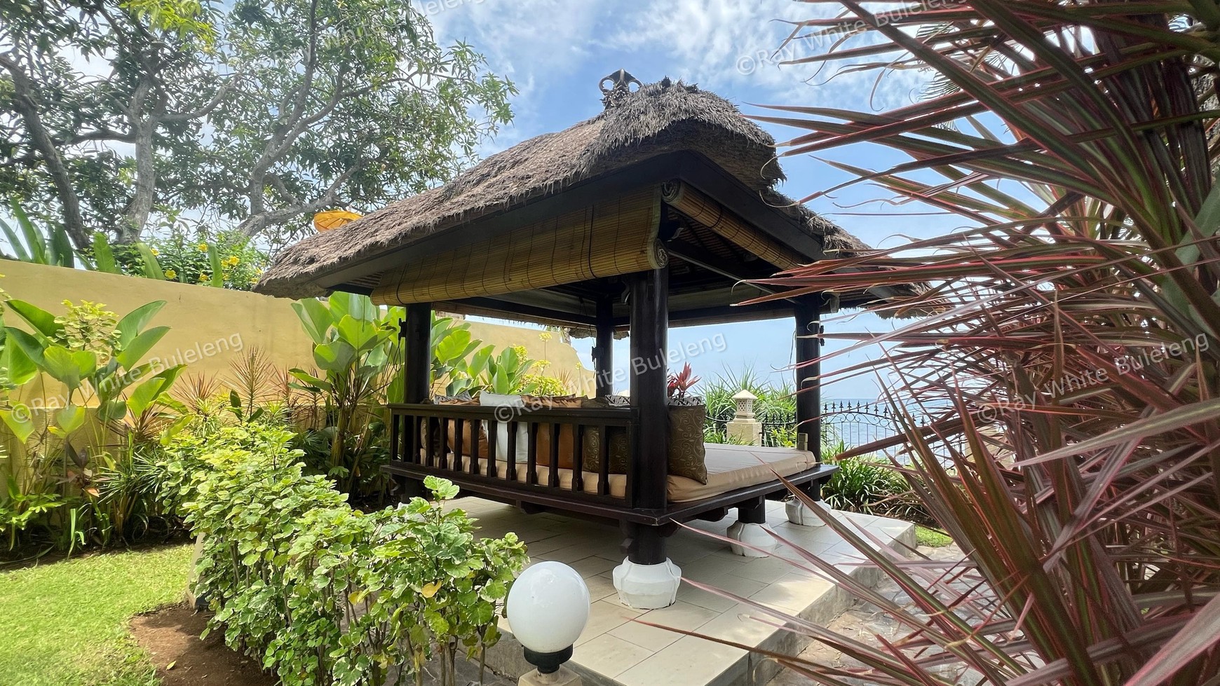 Beachfront Luxury Coastal Living in Dencarik