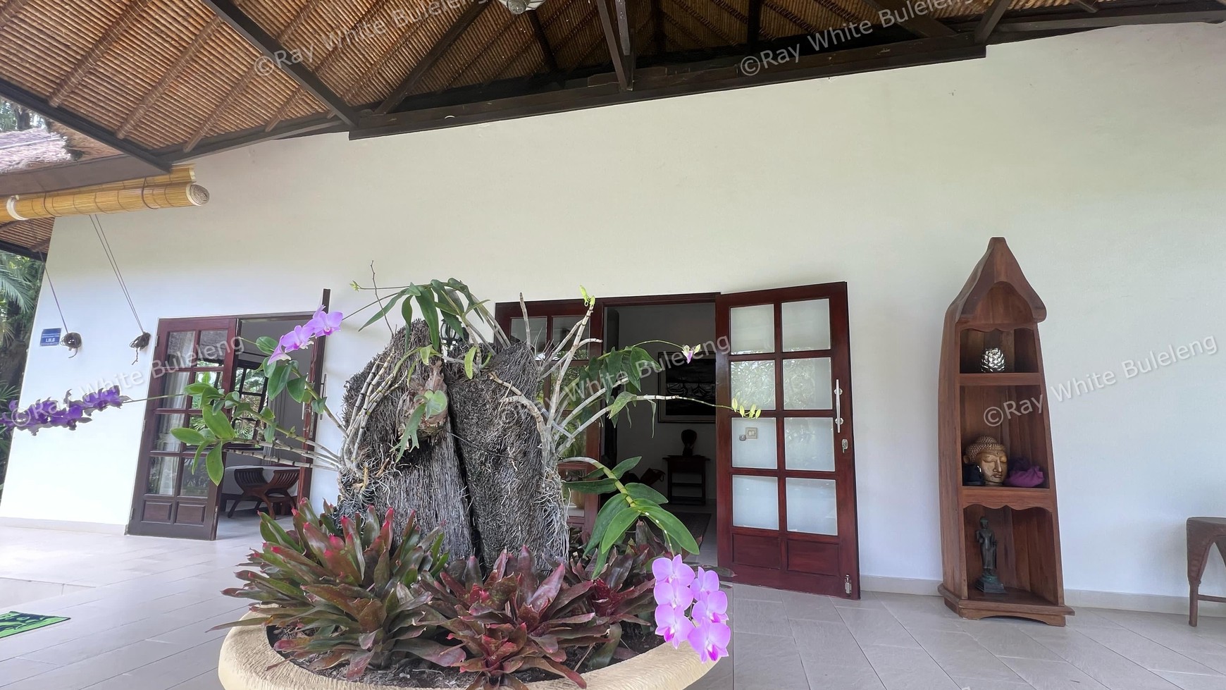 Beachfront Luxury Coastal Living in Dencarik