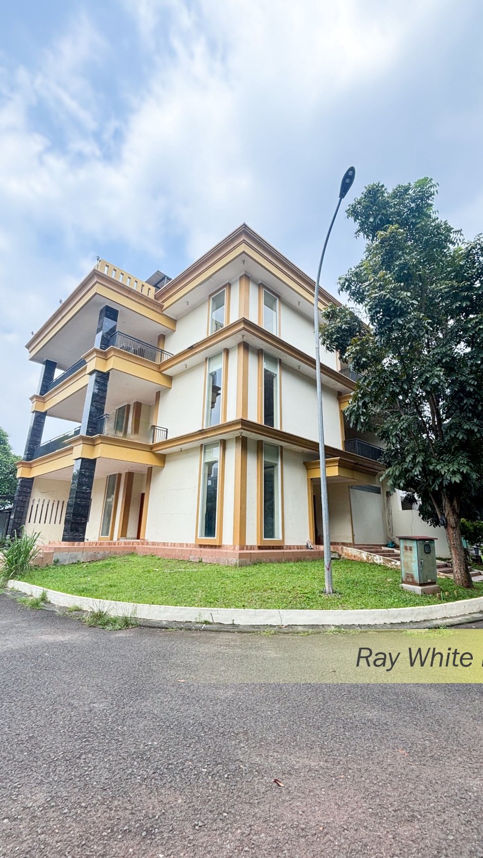 RUMAH SIAP HUNI 3 LANTAI DENGAN ROFTOOP DI SIMPLYCITY BSD CITY, TANGERANG SELATAN