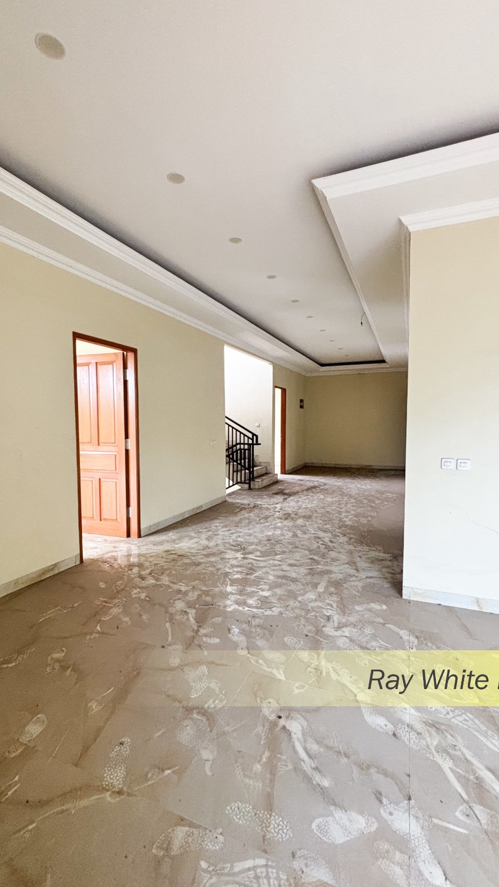 RUMAH SIAP HUNI 3 LANTAI DENGAN ROFTOOP DI SIMPLYCITY BSD CITY, TANGERANG SELATAN