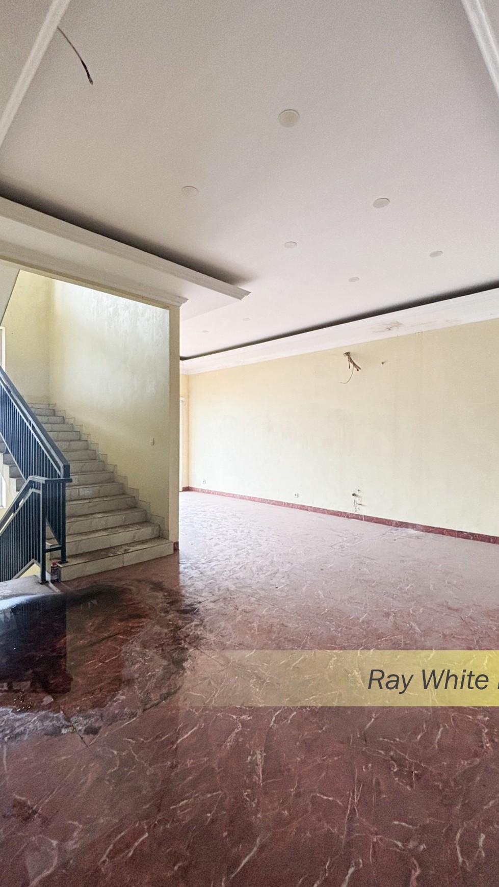 RUMAH SIAP HUNI 3 LANTAI DENGAN ROFTOOP DI SIMPLYCITY BSD CITY, TANGERANG SELATAN