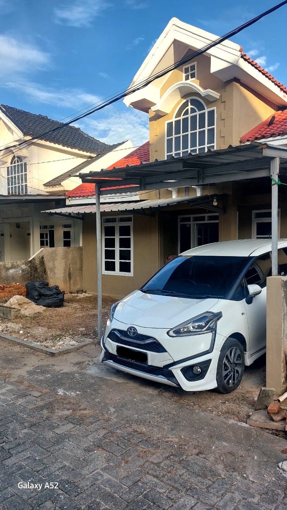 Rumah Furnished Dekat MBK