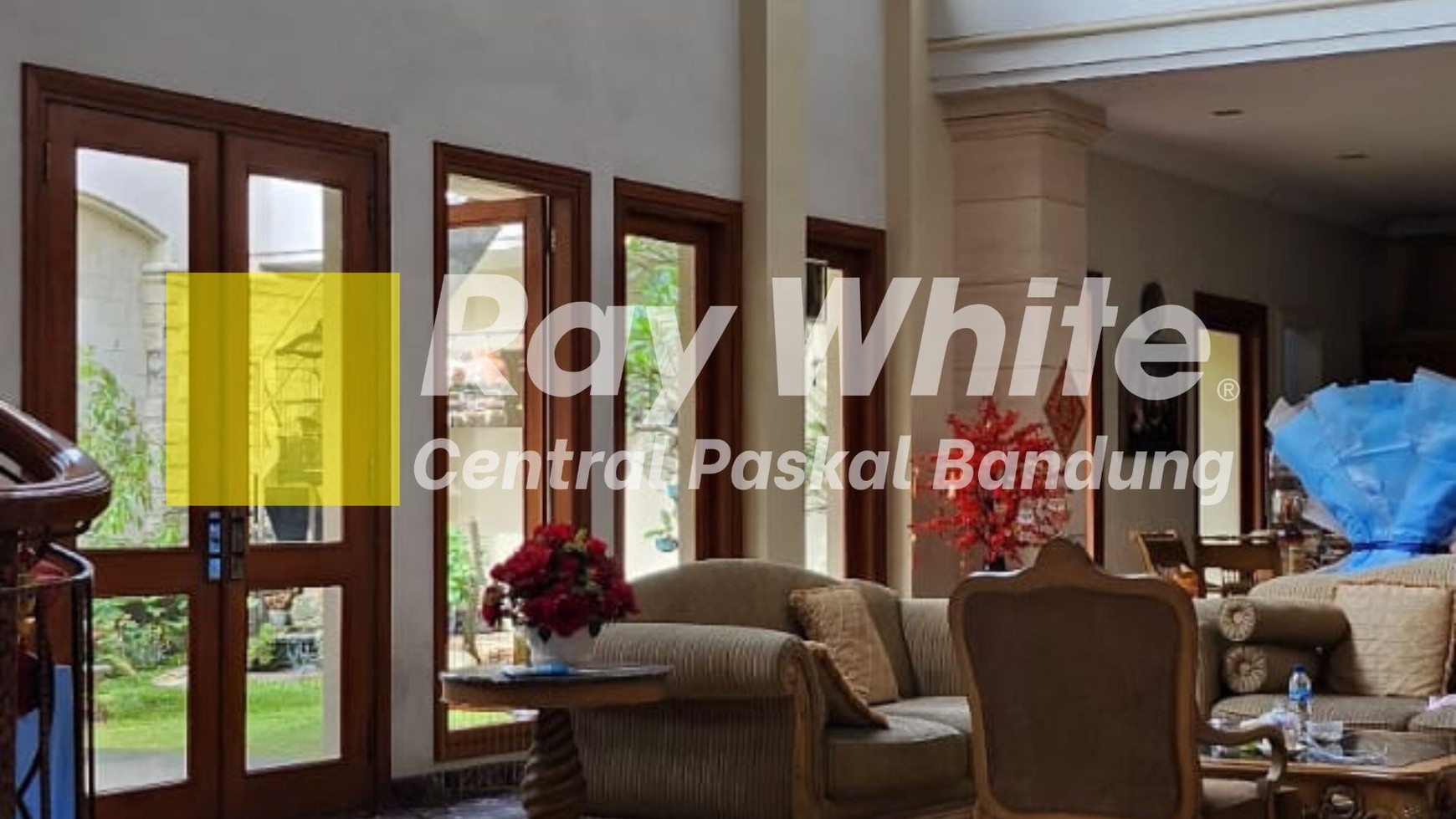 Rumah Megah Bergaya Klasik di Mainroad Batununggal Bandung