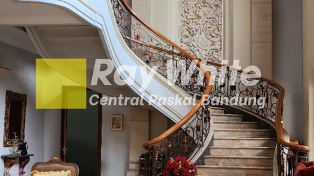 Rumah Megah Bergaya Klasik di Mainroad Batununggal Bandung