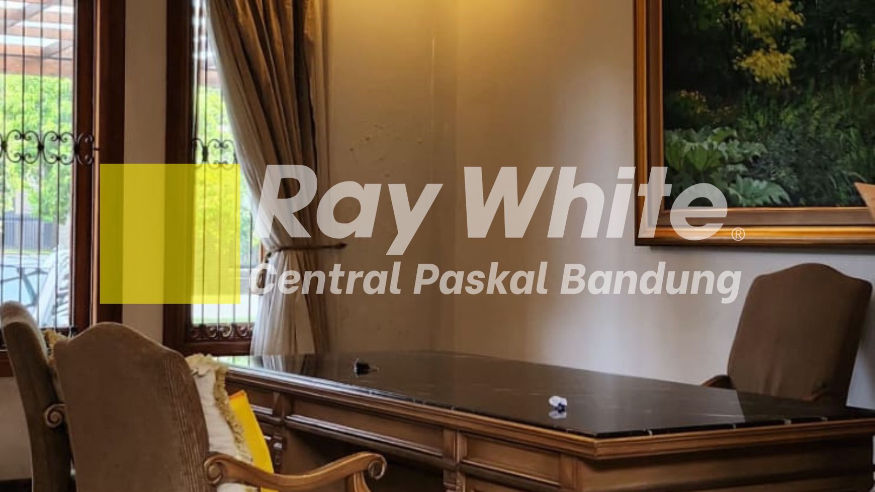 Rumah Megah Bergaya Klasik di Mainroad Batununggal Bandung