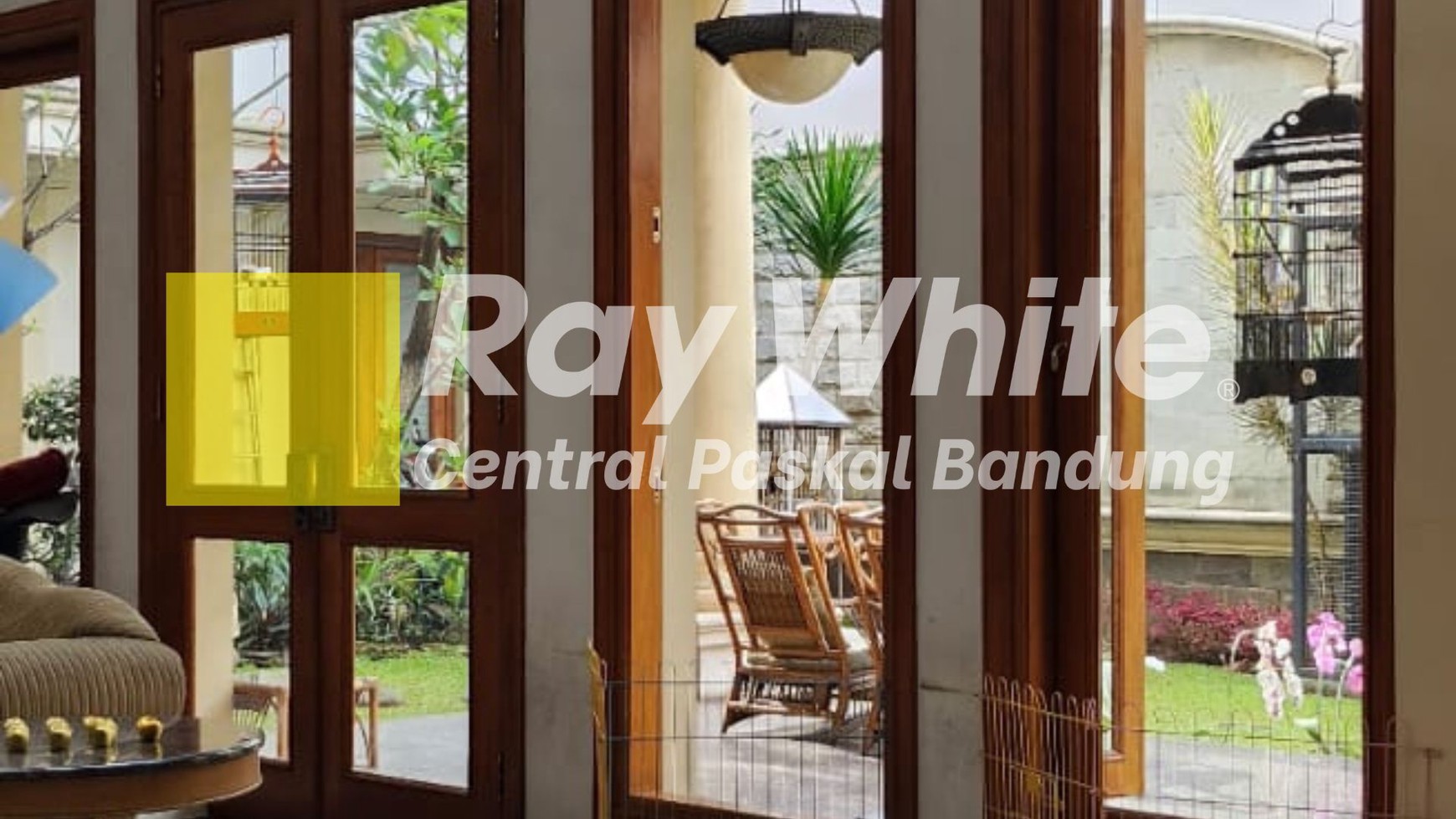 Rumah Megah Bergaya Klasik di Mainroad Batununggal Bandung
