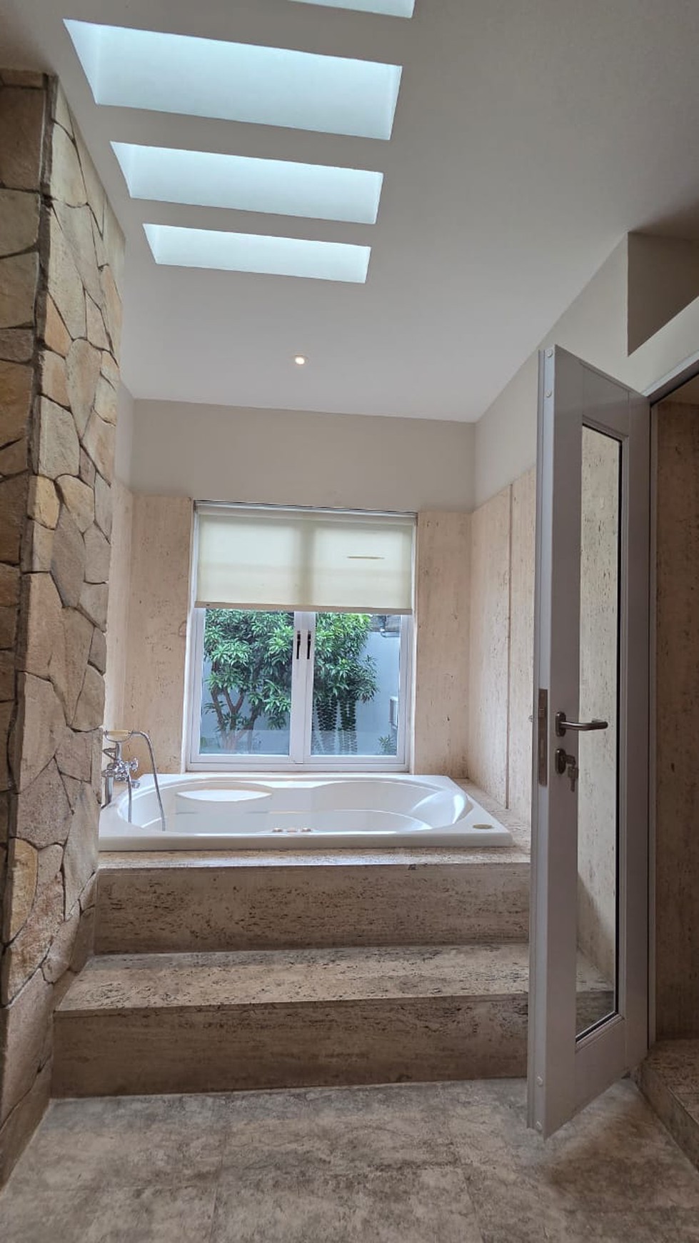 Rumah mewah siap huni di Bintaro Jaya