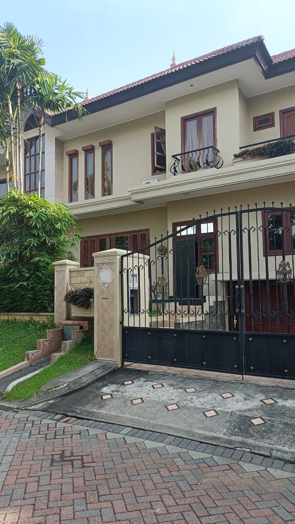 Rumah bangunan kokoh 2 lantai di Graha Family Furnished Rp 15,5 M Nego