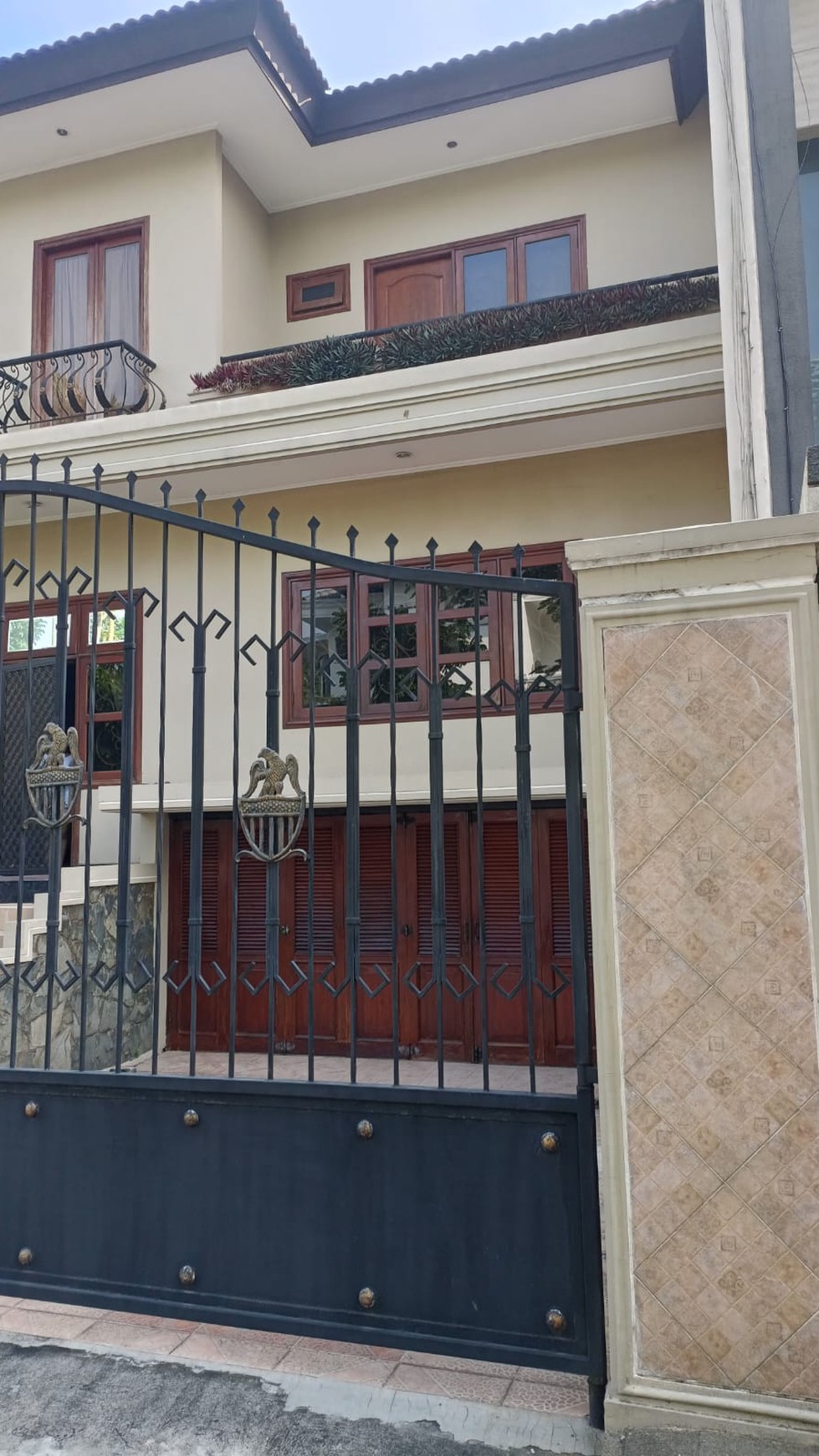 Rumah bangunan kokoh 2 lantai di Graha Family Furnished Rp 15,5 M Nego