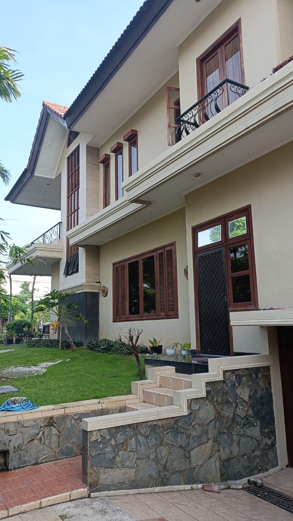 Rumah bangunan kokoh 2 lantai di Graha Family Furnished Rp 15,5 M Nego
