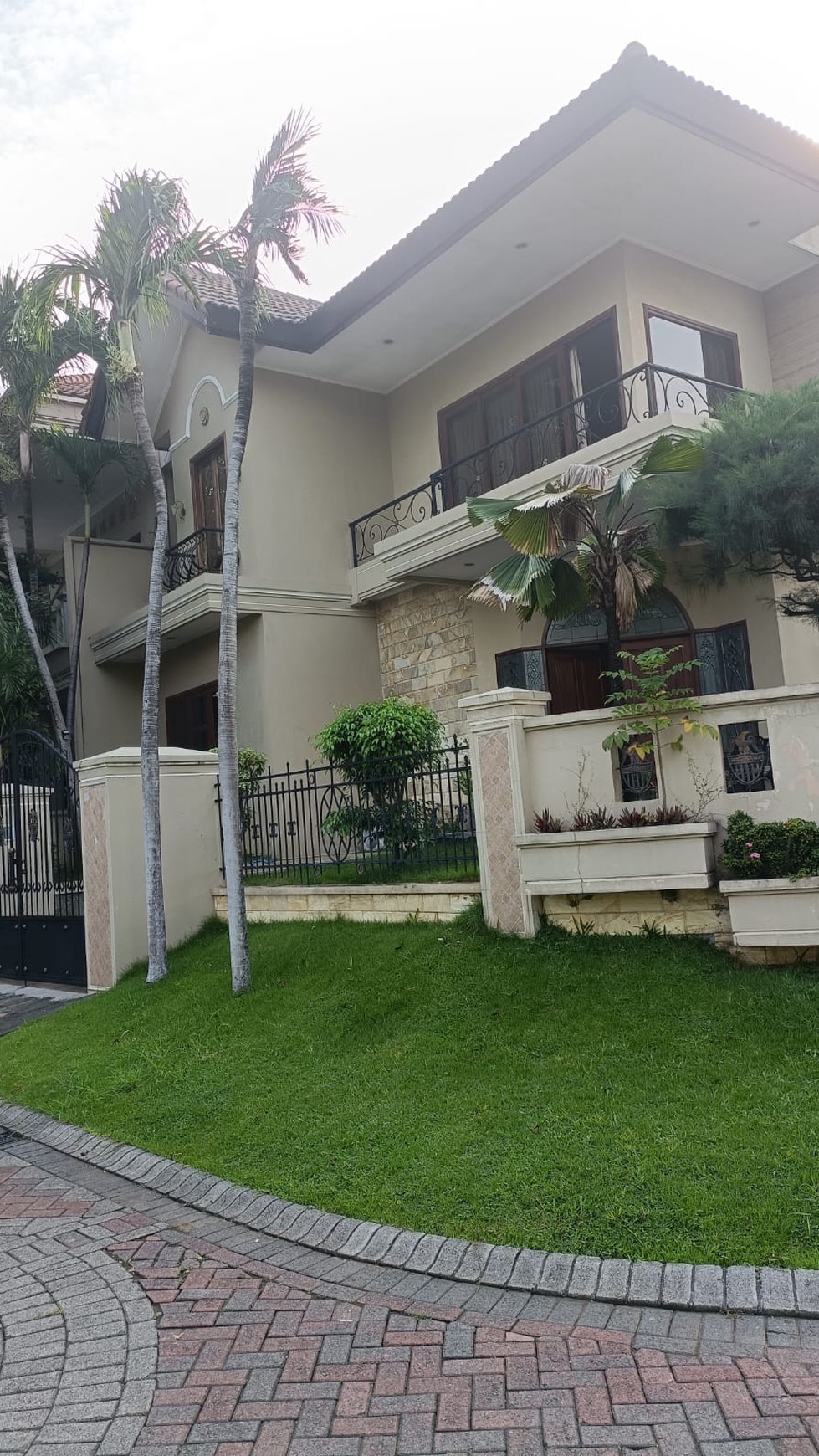 Rumah bangunan kokoh 2 lantai di Graha Family Furnished Rp 15,5 M Nego