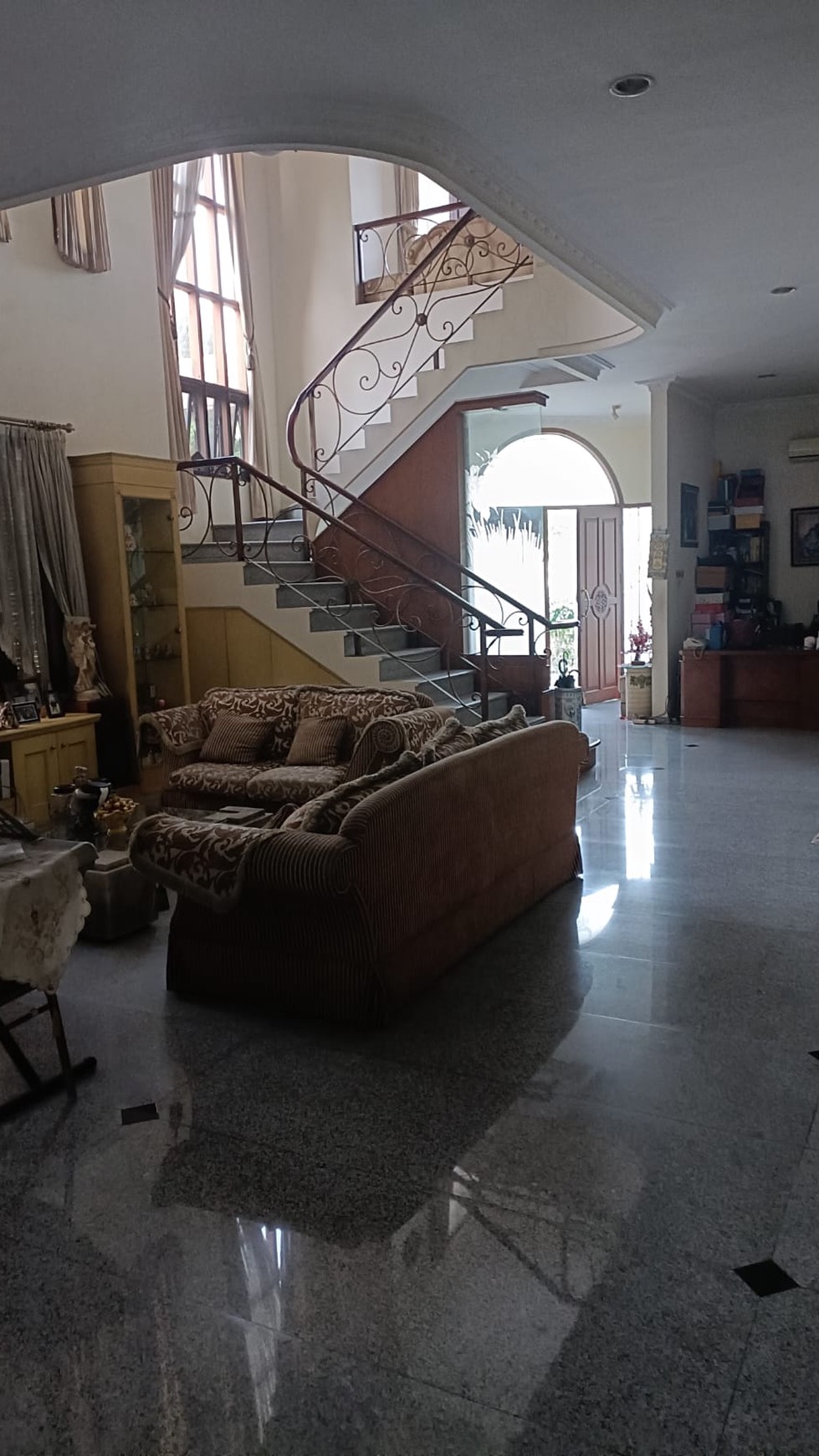 Rumah bangunan kokoh 2 lantai di Graha Family Furnished Rp 15,5 M Nego