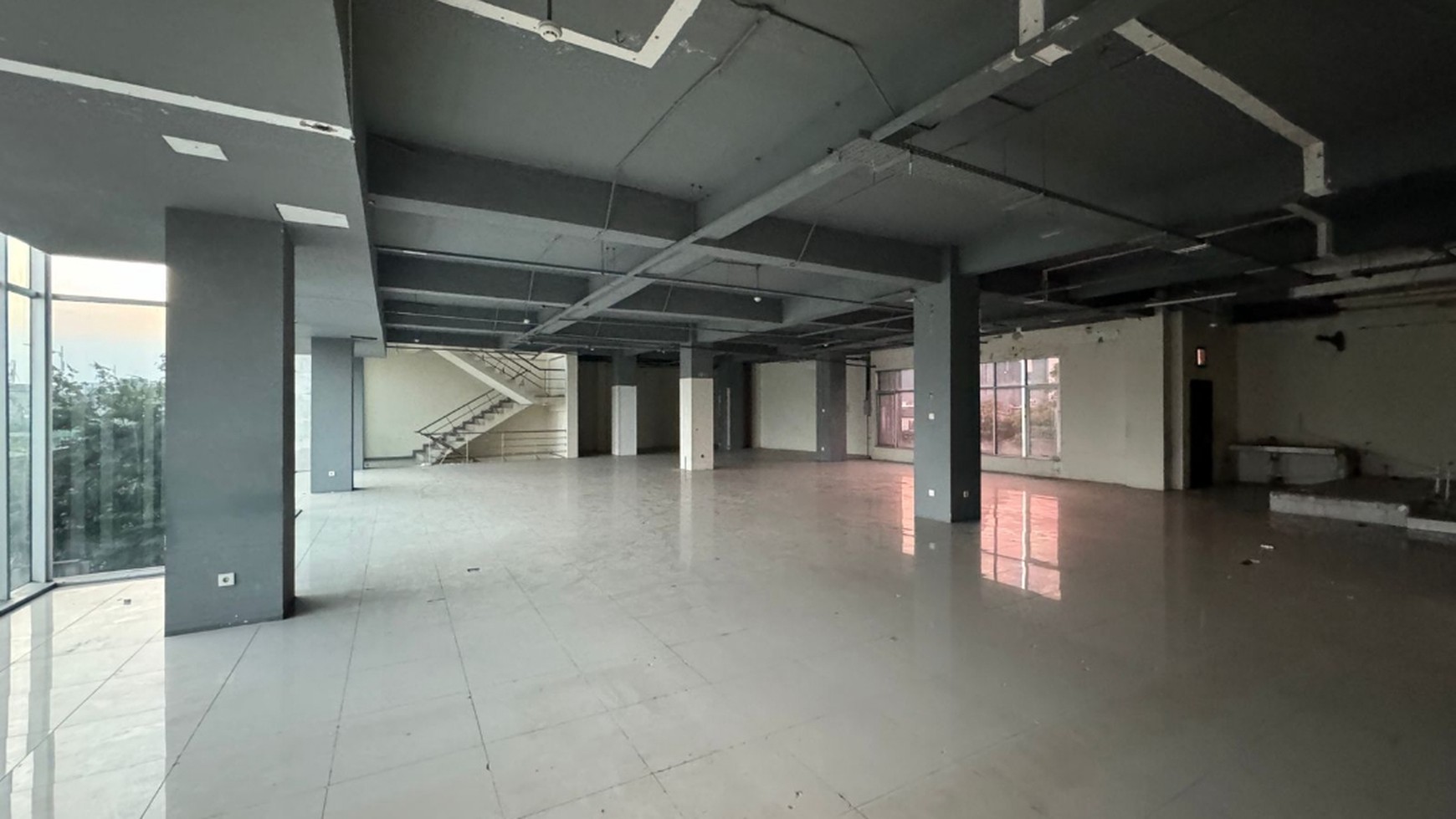 JARANG ADA! Gedung di Wolter