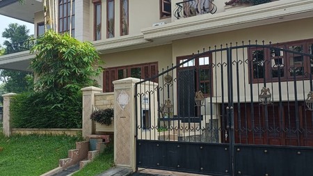 Rumah mewah 2 lantai di Graha Family Furnished Rp 15,5 M Nego 