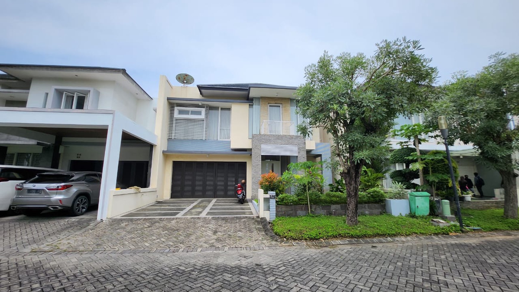 DIJUAL RUMAH DENGAN KOLAM RENANG PRIBADI DI ROYAL RESIDENCE SURABAYA BARAT