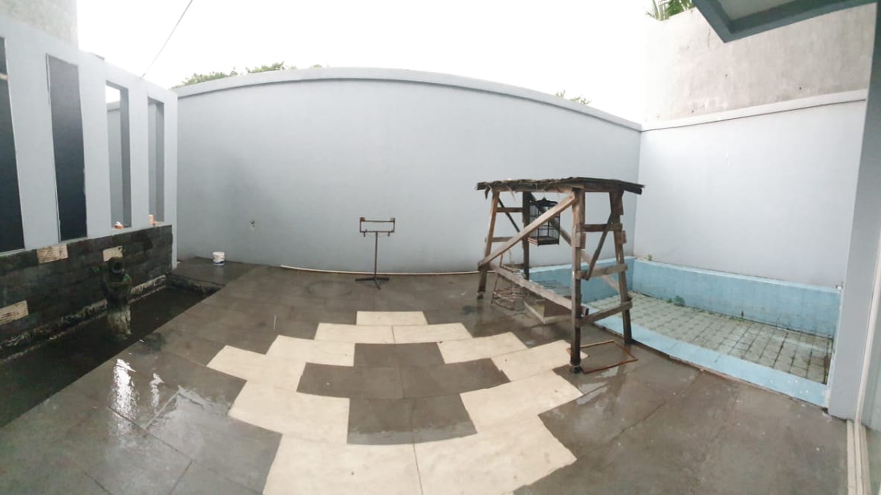 DIJUAL RUMAH DENGAN KOLAM RENANG PRIBADI DI ROYAL RESIDENCE SURABAYA BARAT