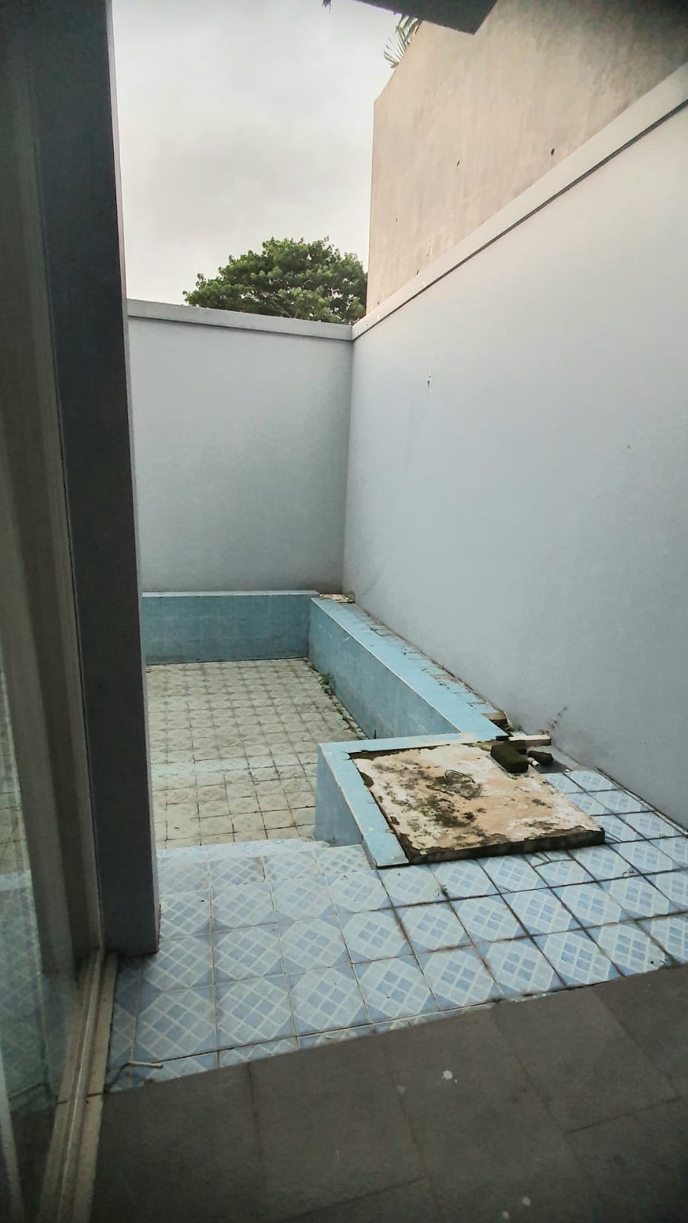 DIJUAL RUMAH DENGAN KOLAM RENANG PRIBADI DI ROYAL RESIDENCE SURABAYA BARAT