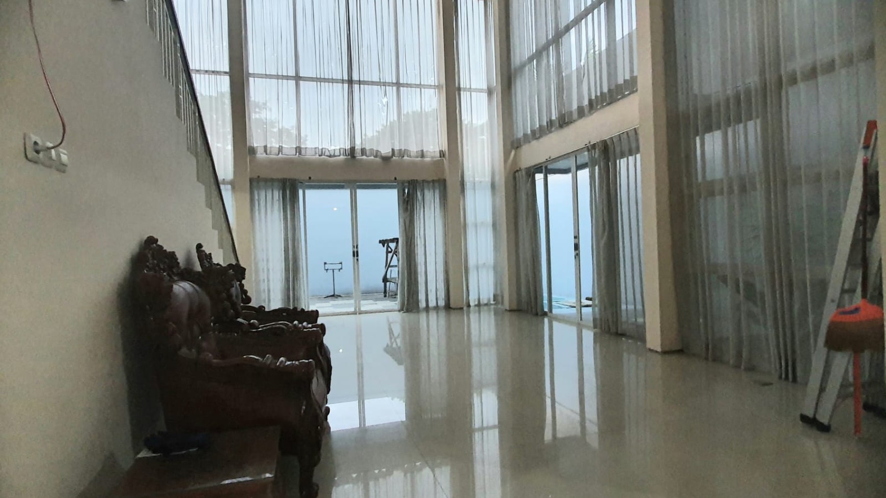 DIJUAL RUMAH DENGAN KOLAM RENANG PRIBADI DI ROYAL RESIDENCE SURABAYA BARAT