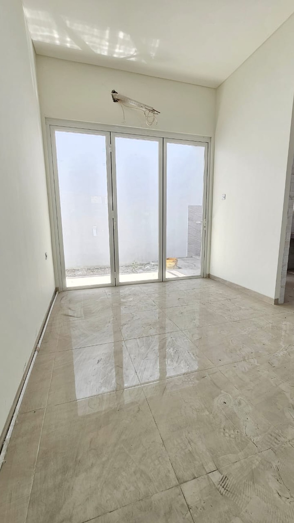 RUMAH BARUGRESS MODERN MINIMALIS DI ROYAL RESIDENCE SURABAYA BARAT