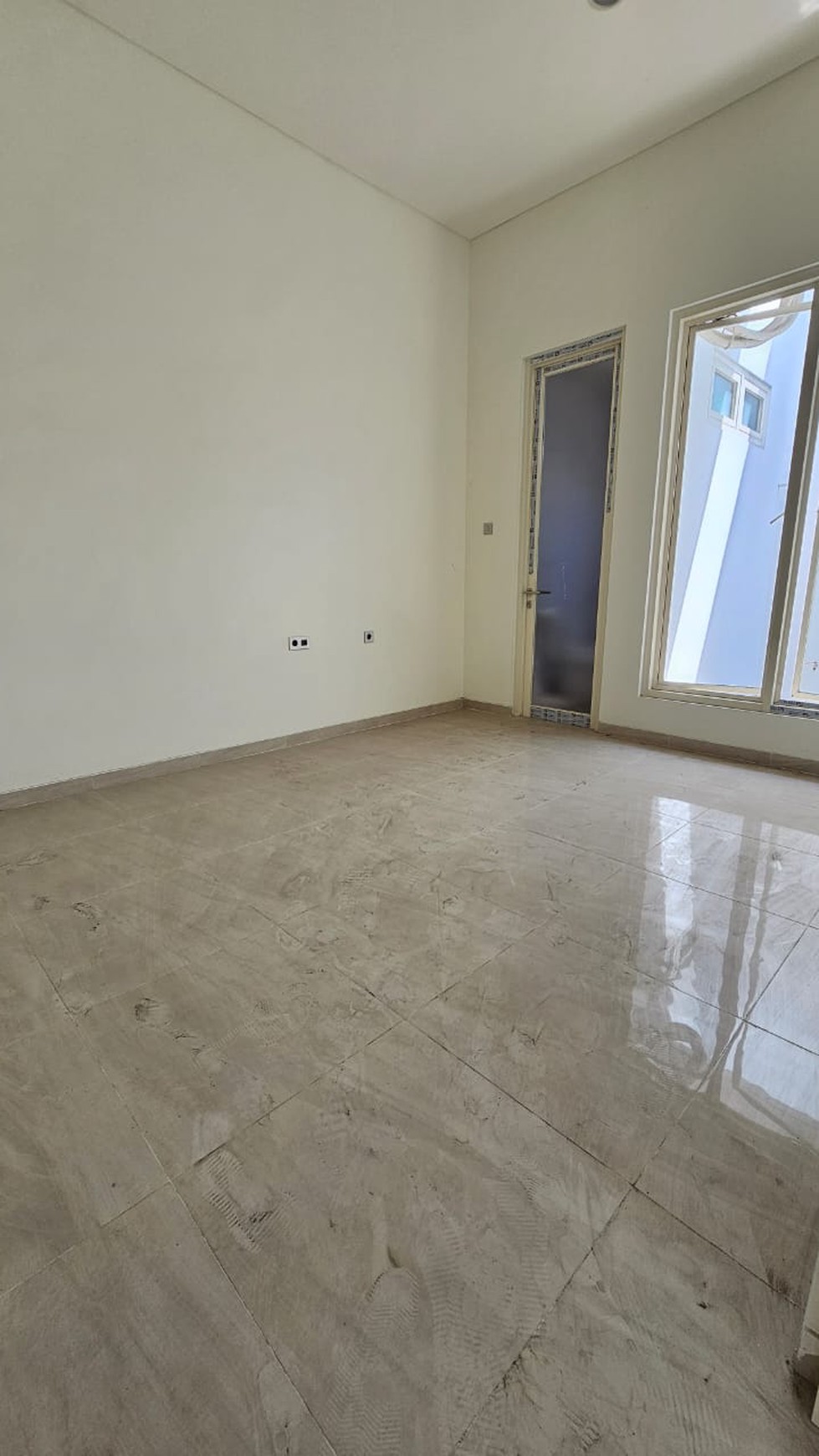 RUMAH BARUGRESS MODERN MINIMALIS DI ROYAL RESIDENCE SURABAYA BARAT