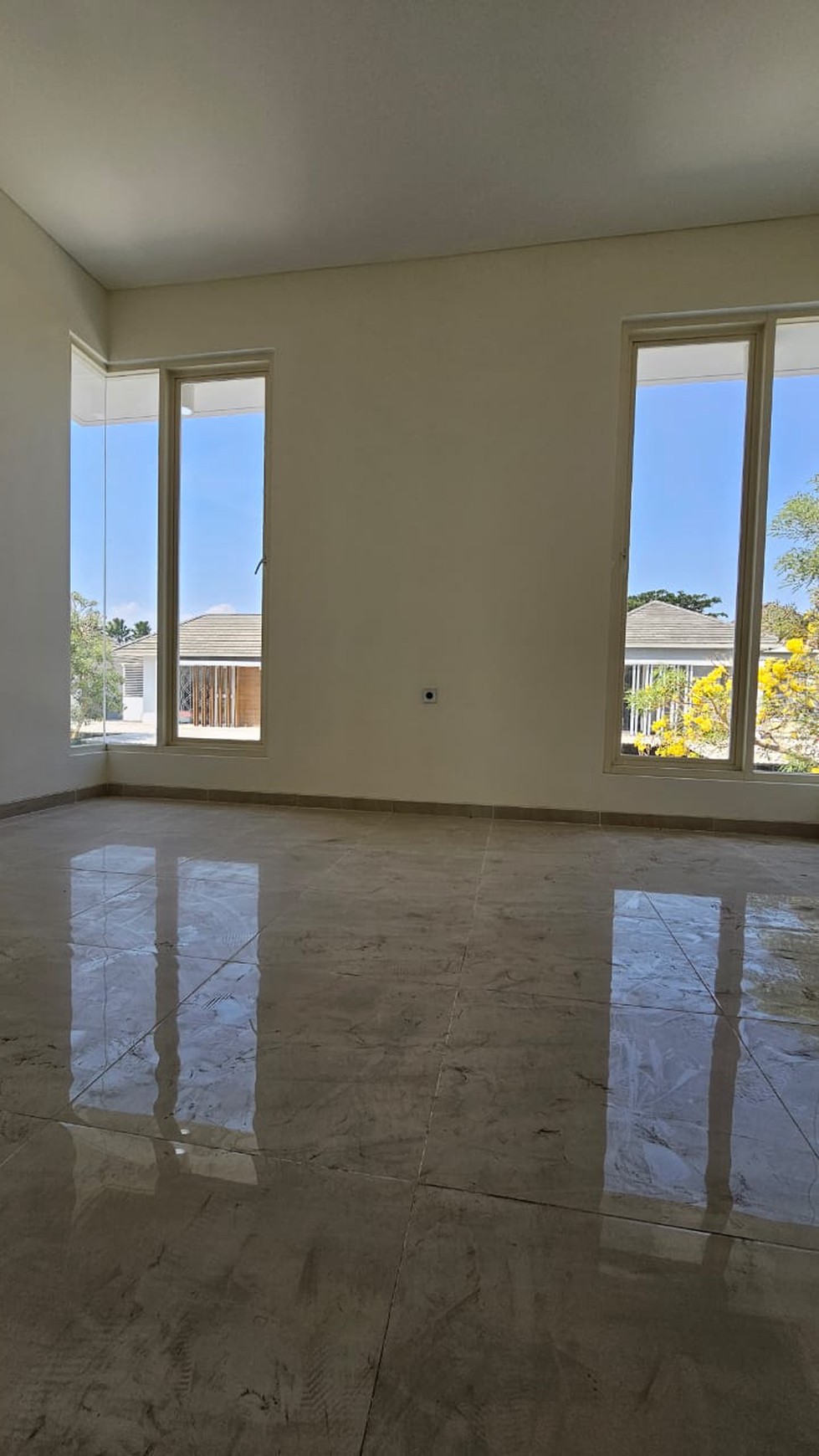 RUMAH BARUGRESS MODERN MINIMALIS DI ROYAL RESIDENCE SURABAYA BARAT