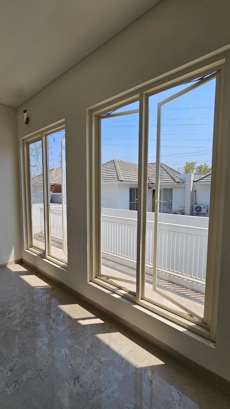 RUMAH BARUGRESS MODERN MINIMALIS DI ROYAL RESIDENCE SURABAYA BARAT