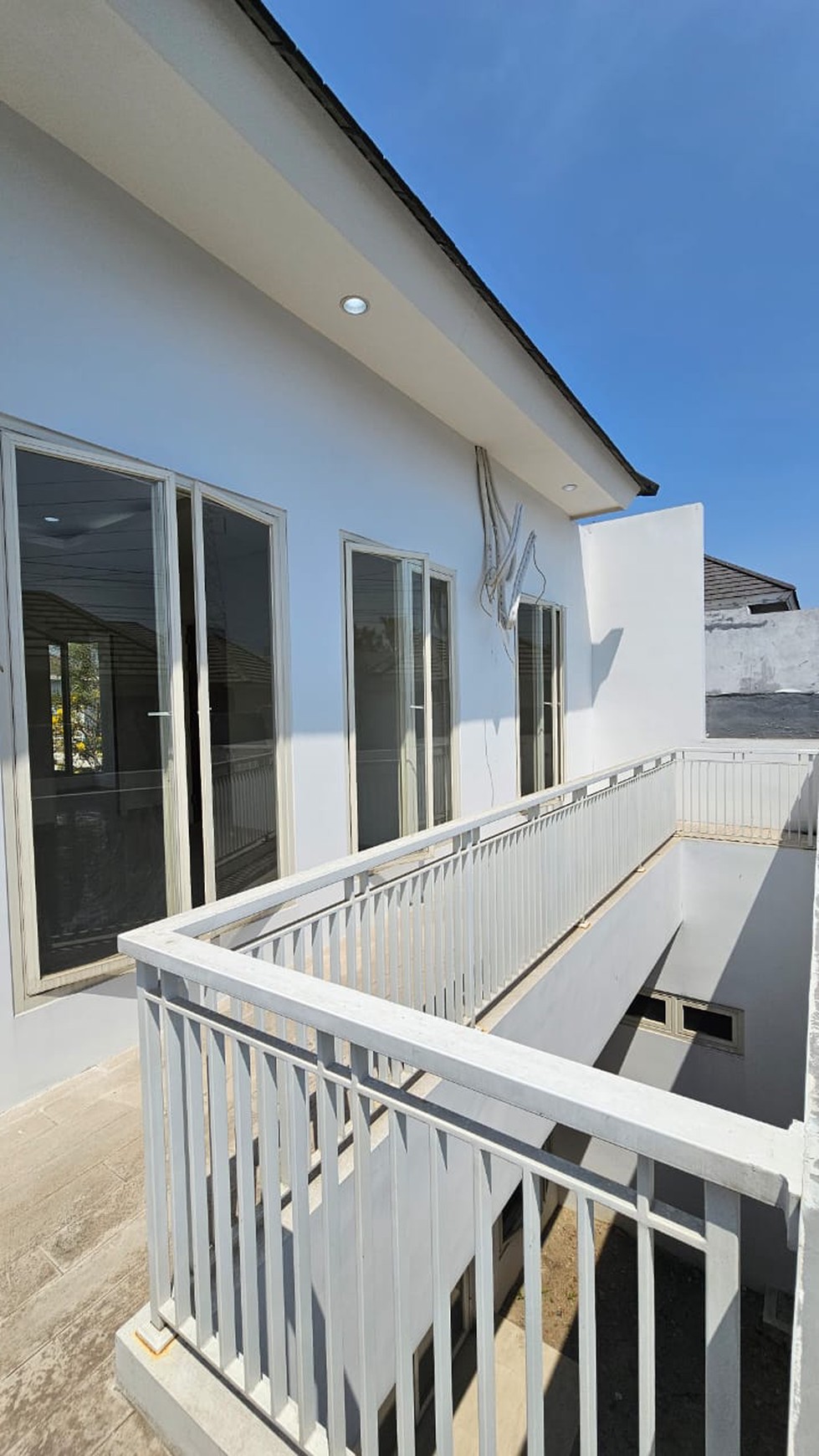 RUMAH BARUGRESS MODERN MINIMALIS DI ROYAL RESIDENCE SURABAYA BARAT