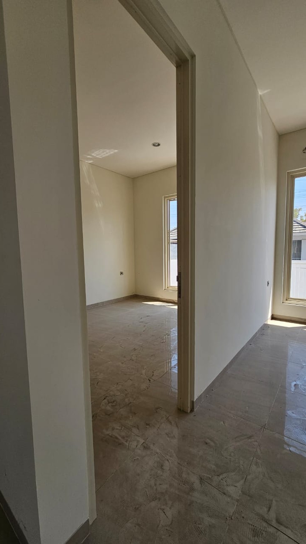 RUMAH BARUGRESS MODERN MINIMALIS DI ROYAL RESIDENCE SURABAYA BARAT