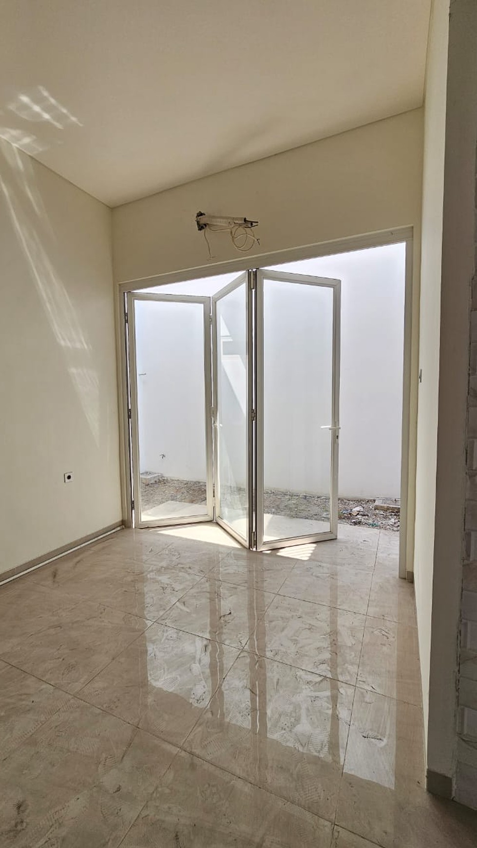 RUMAH BARUGRESS MODERN MINIMALIS DI ROYAL RESIDENCE SURABAYA BARAT