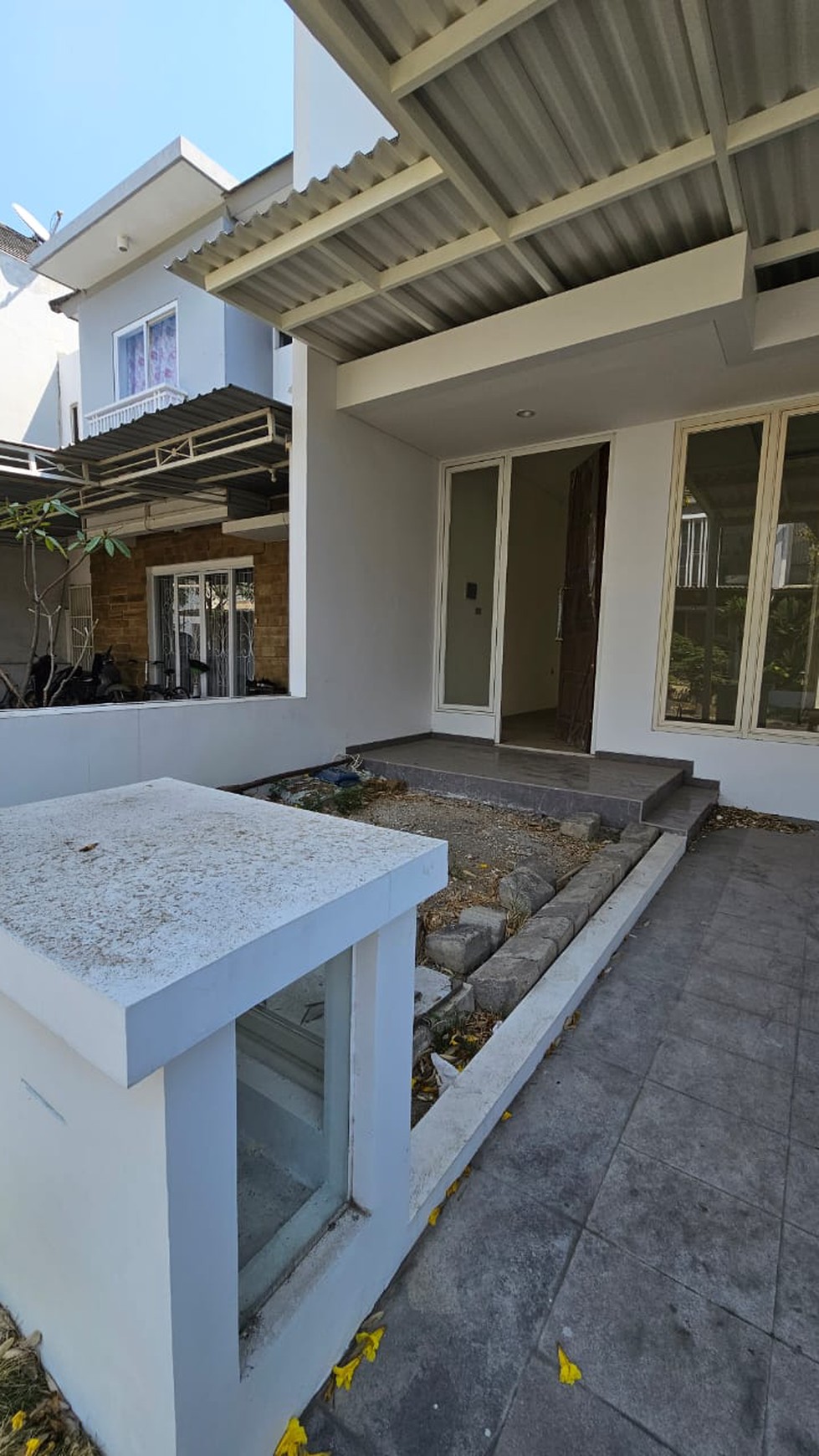 RUMAH BARUGRESS MODERN MINIMALIS DI ROYAL RESIDENCE SURABAYA BARAT