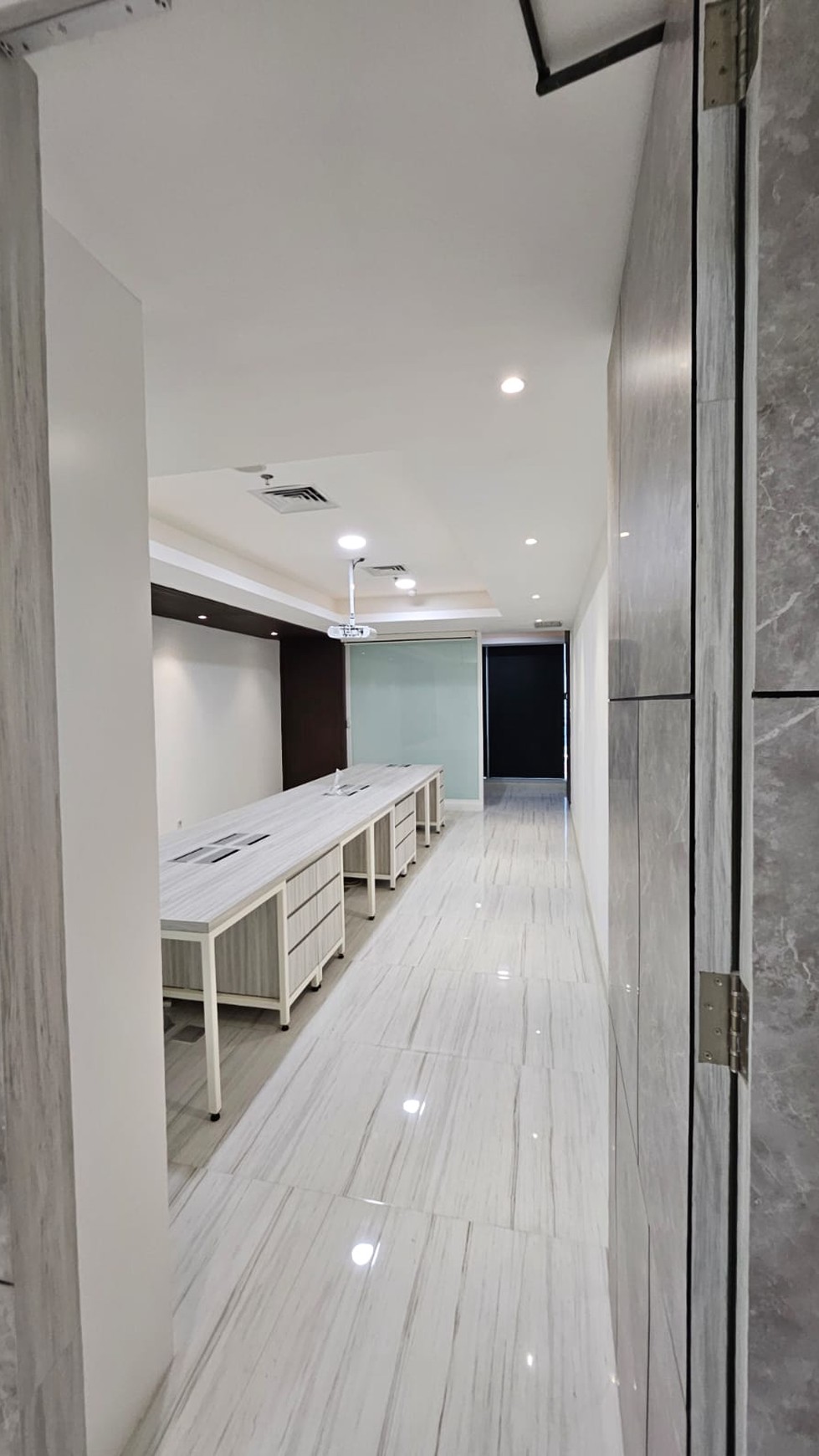 Dijual Kantor Tunjungan Plaza Office Tower Surabaya Pusat Kota Bonus Interior Modern Siap Huni
