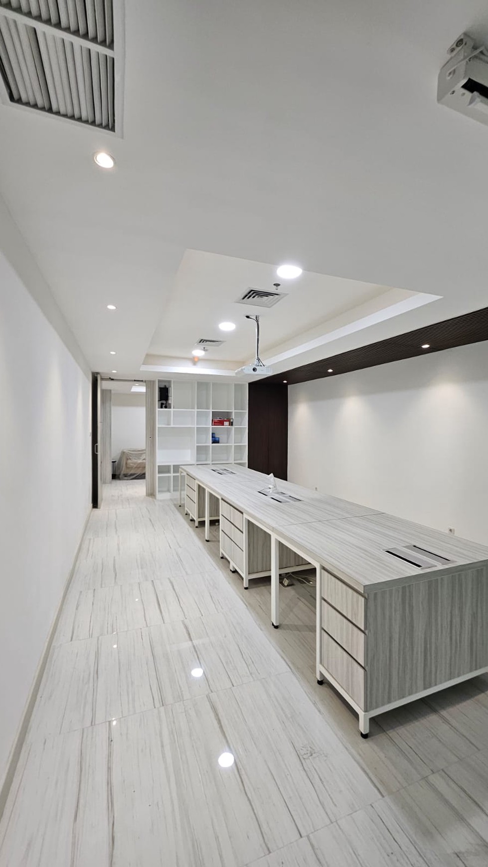 Dijual Kantor Tunjungan Plaza Office Tower Surabaya Pusat Kota Bonus Interior Modern Siap Huni